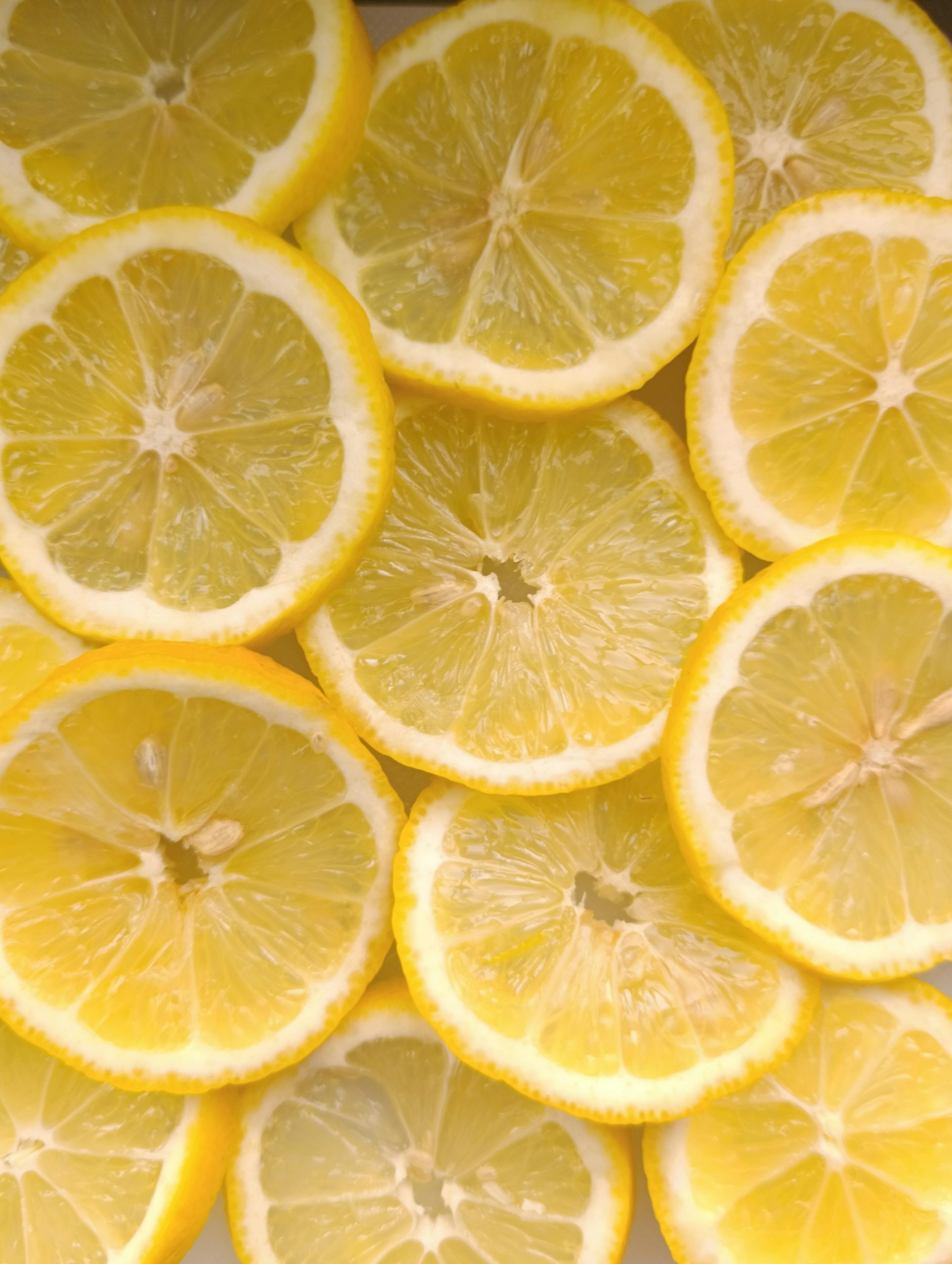 Bright overlapping slices de citron frais mettant en valeur la couleur jaune vif et la texture.
