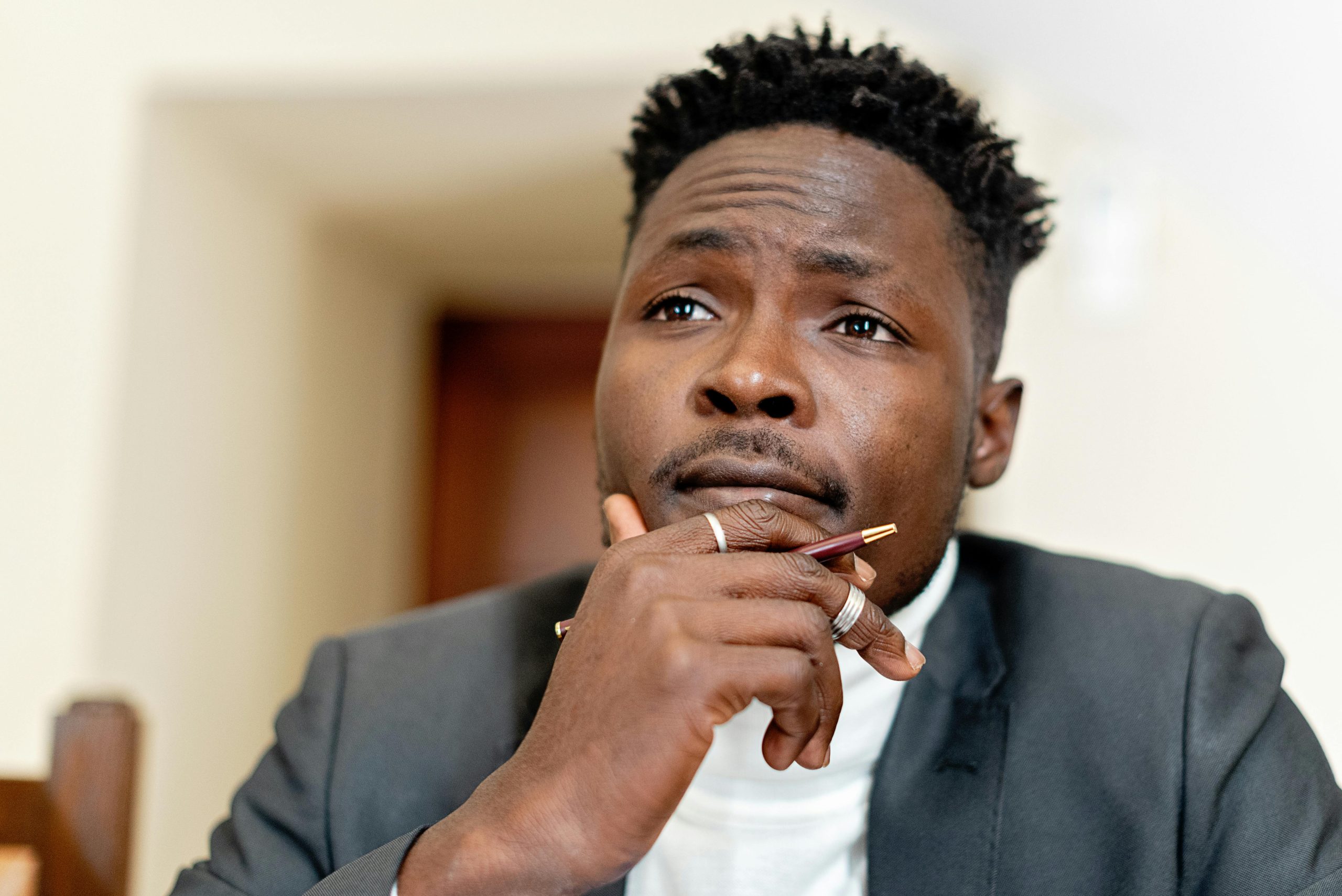 Signes d'amour persistant pour l'ex et actions à entreprendre