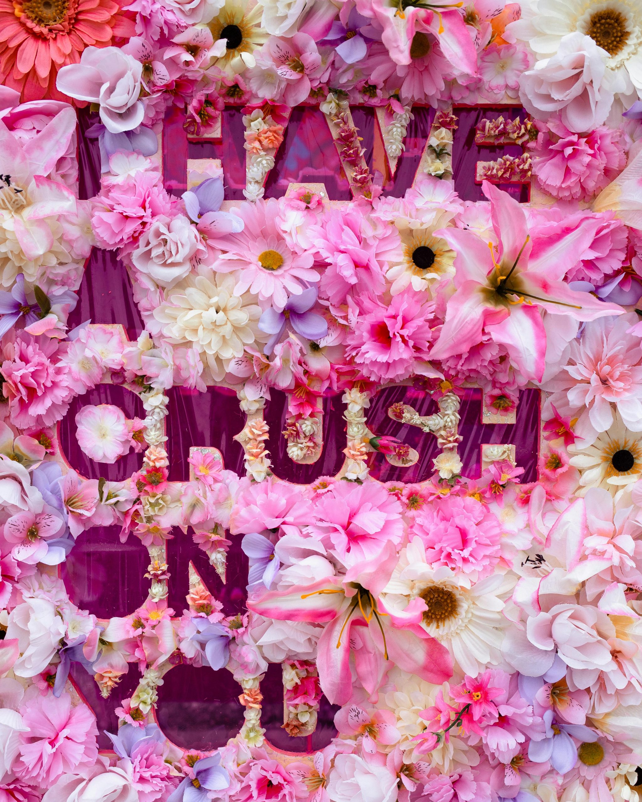 A vibrant floral arrangement spells 'I have a crush on you' with pink flowers, perfect for romantic themes. Un arrangement floral vibrant épelle 'I have a crush on you' avec des fleurs roses, parfait pour les thèmes romantiques.