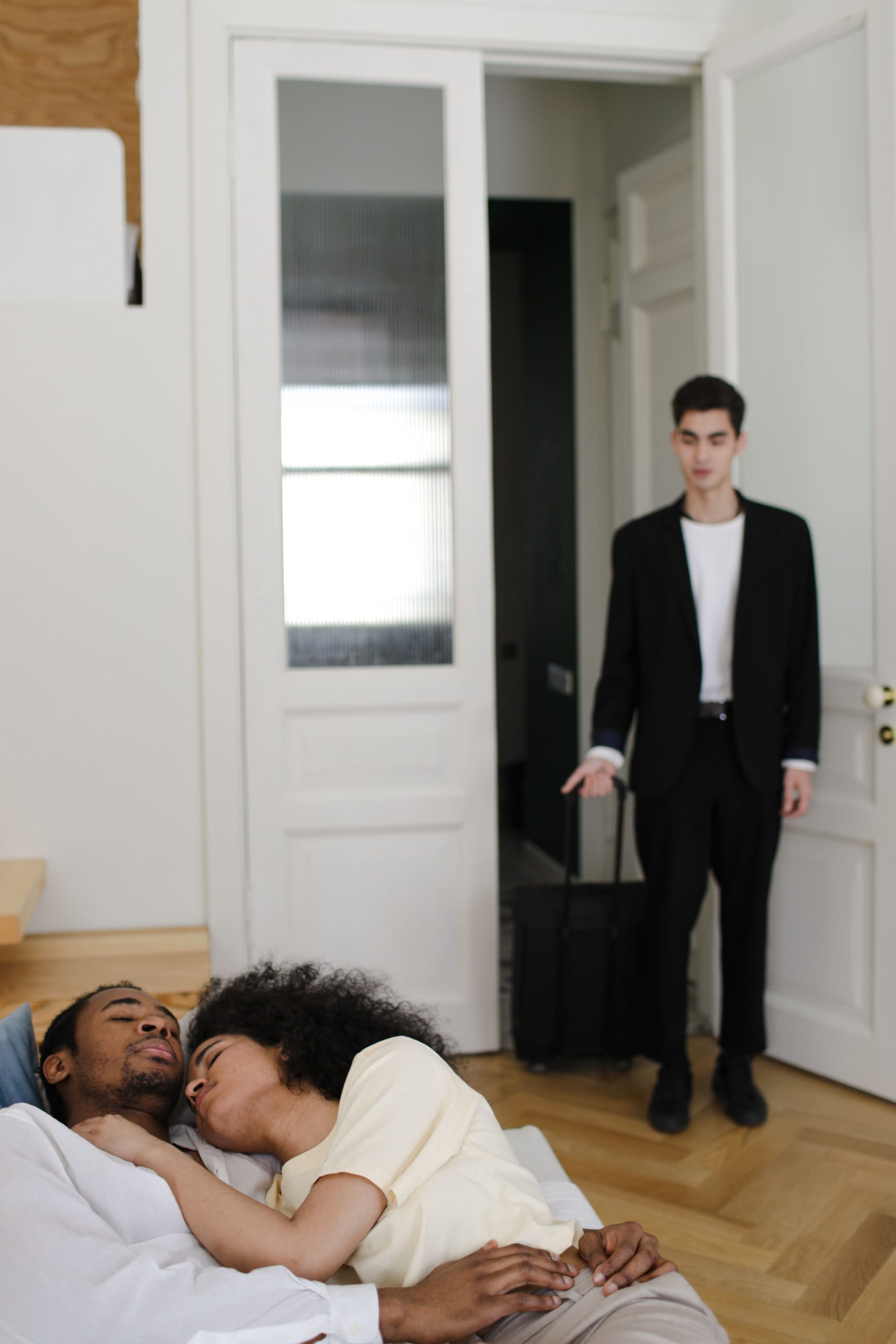 Man discovers unexpected scene in doorway, capturing shock and emotions. Un homme découvre une scène inattendue à la porte, capturant le choc et les émotions.