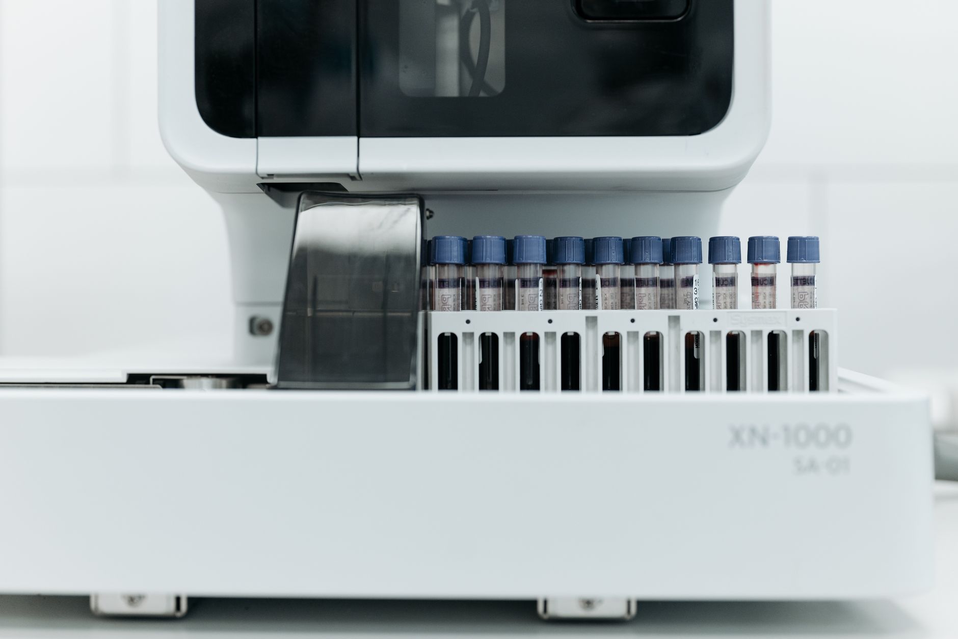Analyseur de laboratoire avec tubes de sang
