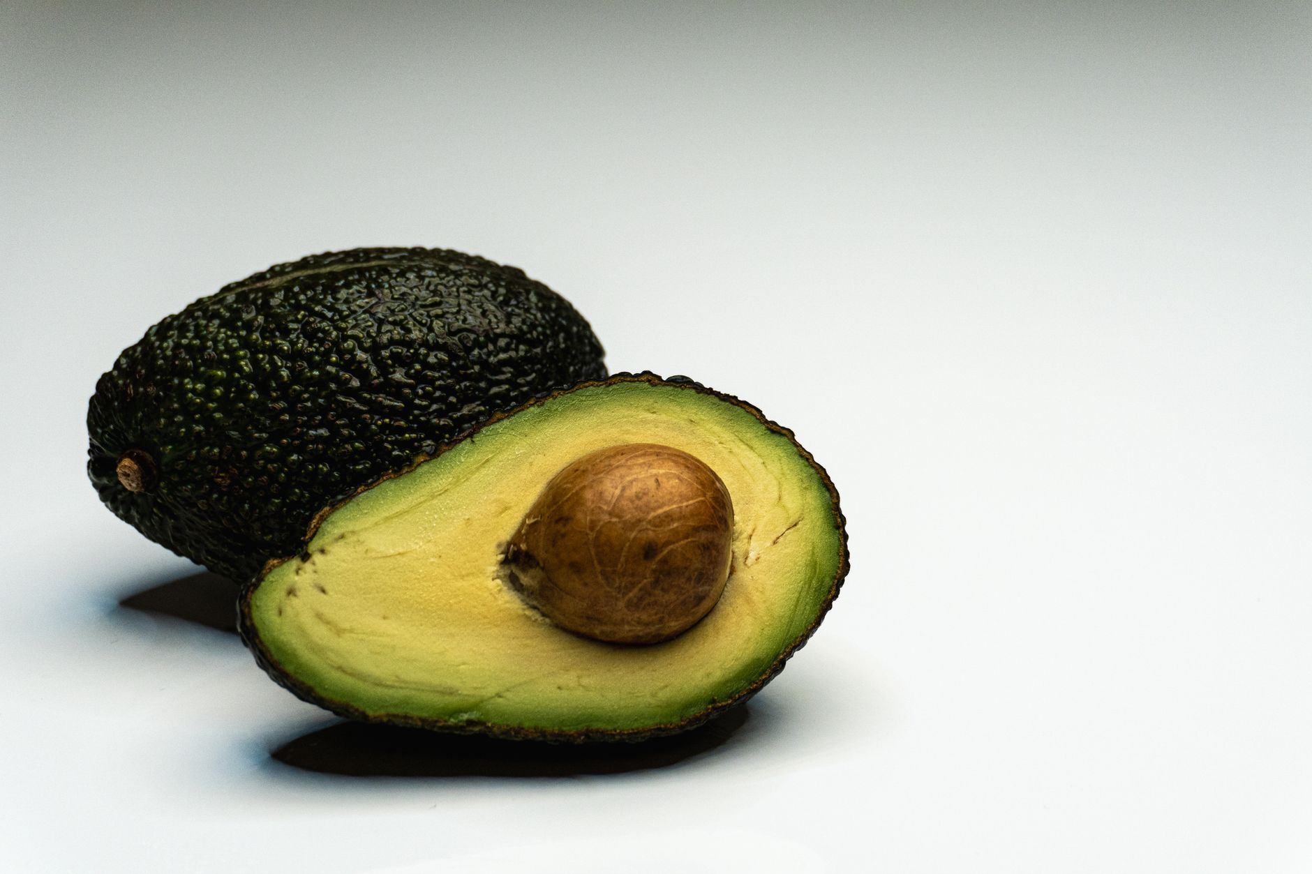 Avocat coupé riche en lipides insaturés