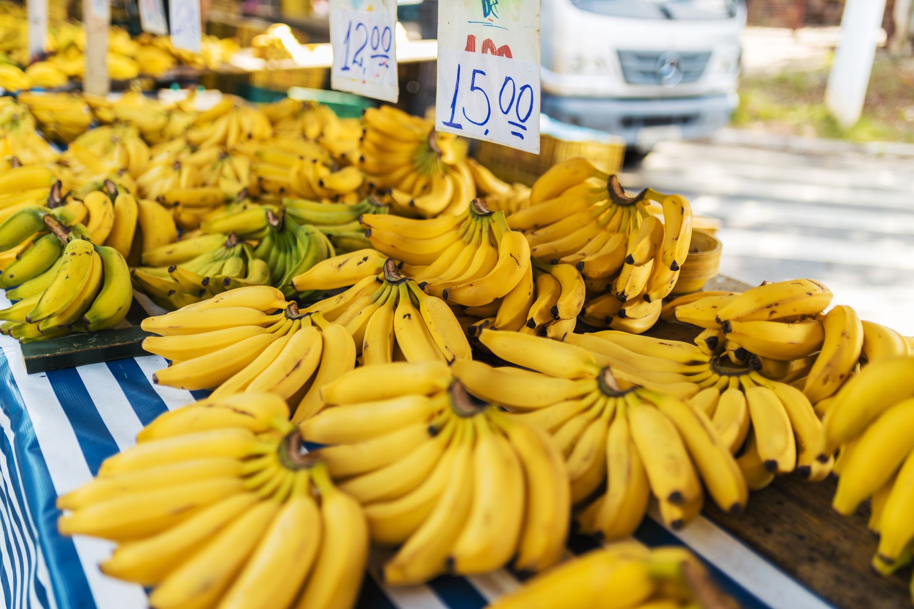 Bananes fraîches en vente sur un marché extérieur