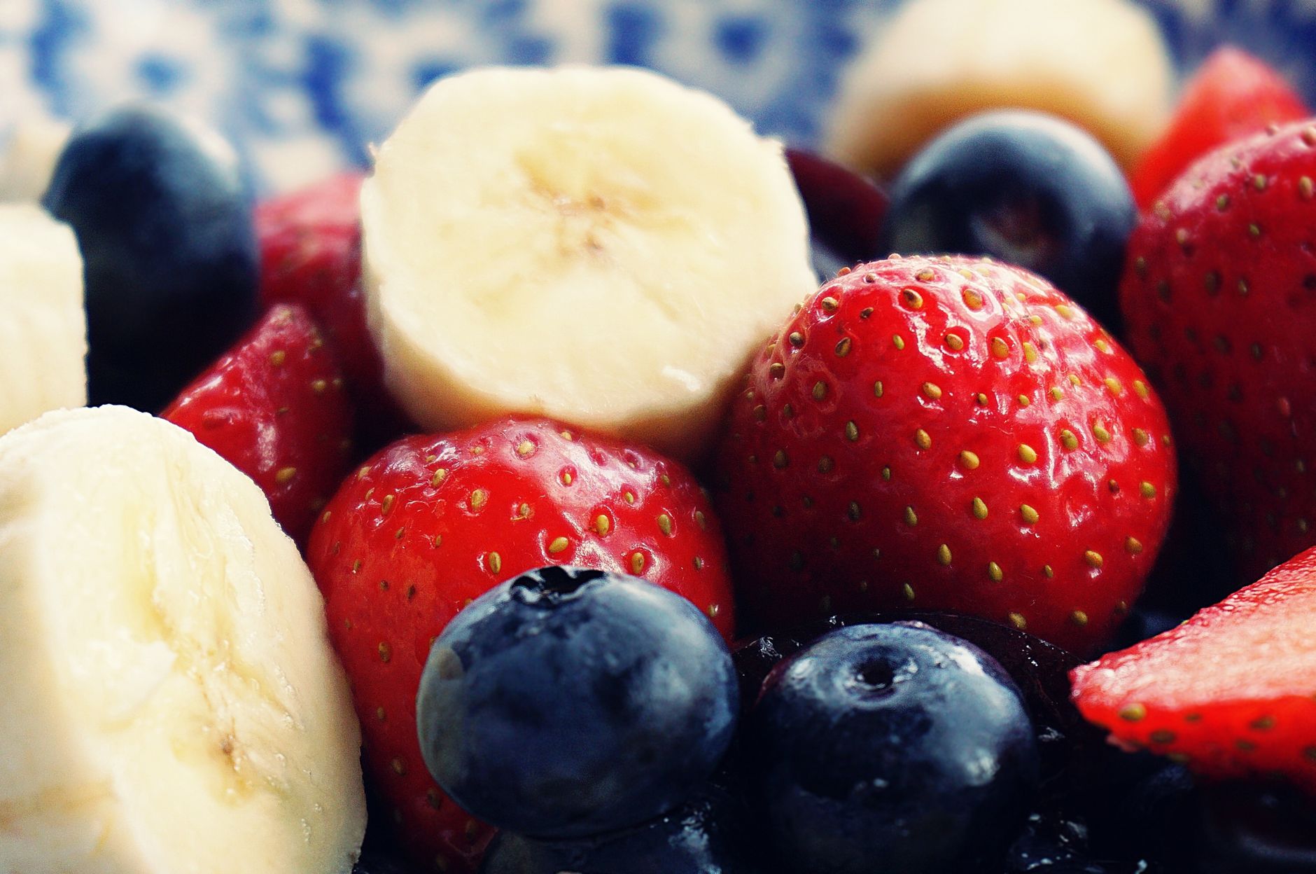 Fruits frais variés sur un étal de marché