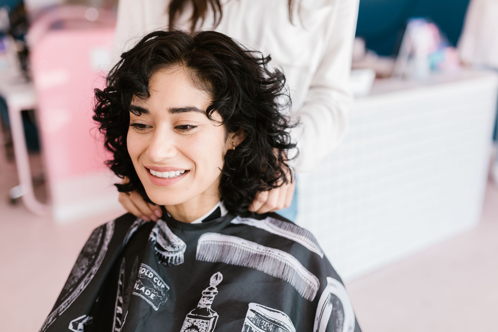 Jeune femme souriante avec une coupe courte bouclée
