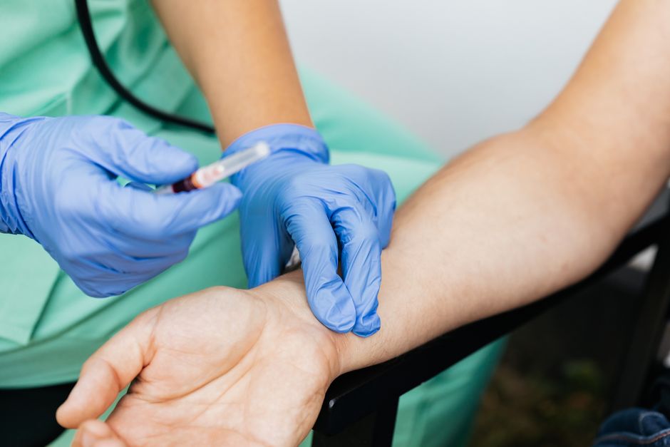 Infirmière qui prépare une prise de sang
