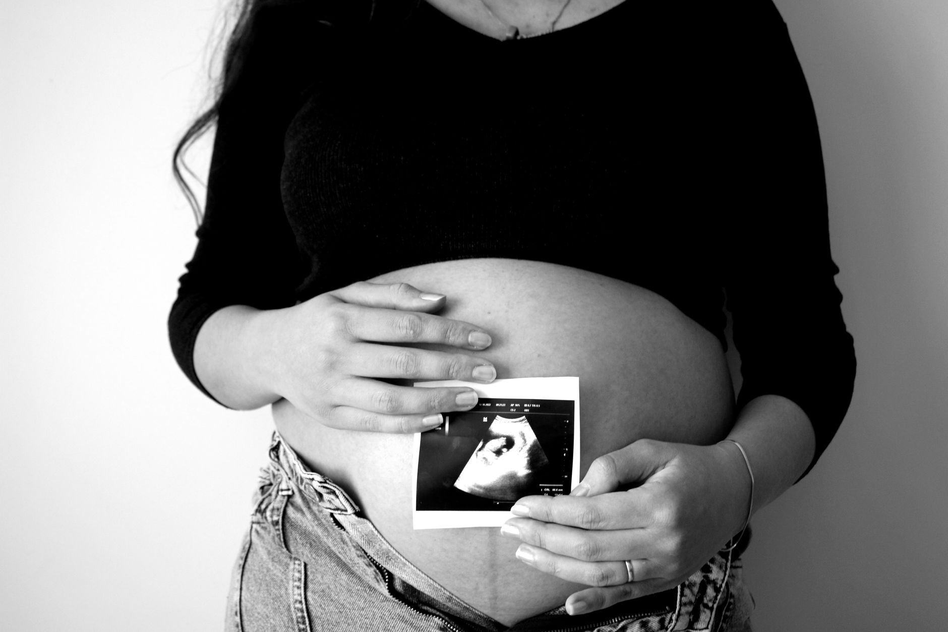 Femme enceinte avec une échographie contre le ventre