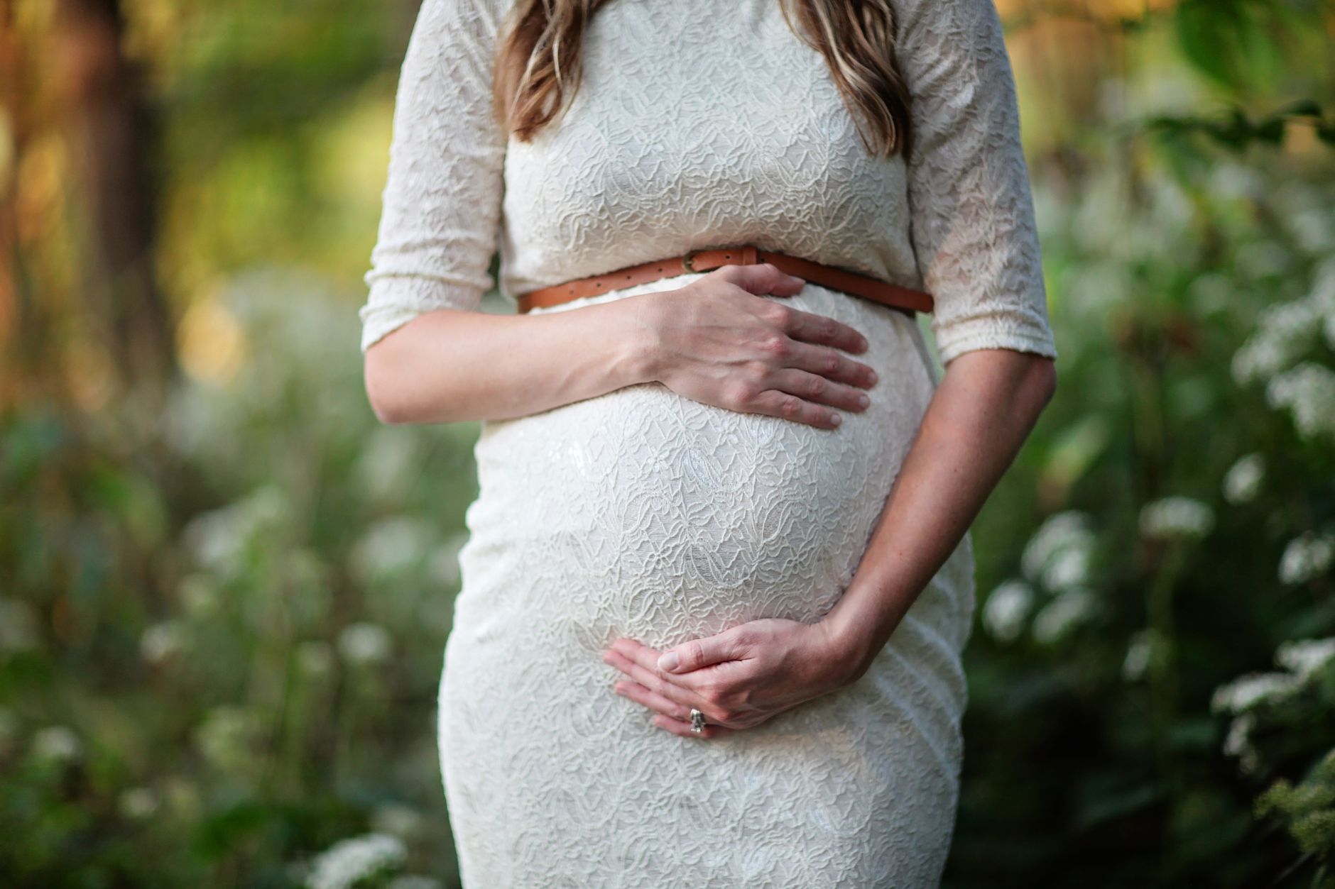 Femme enceinte tenant son ventre
