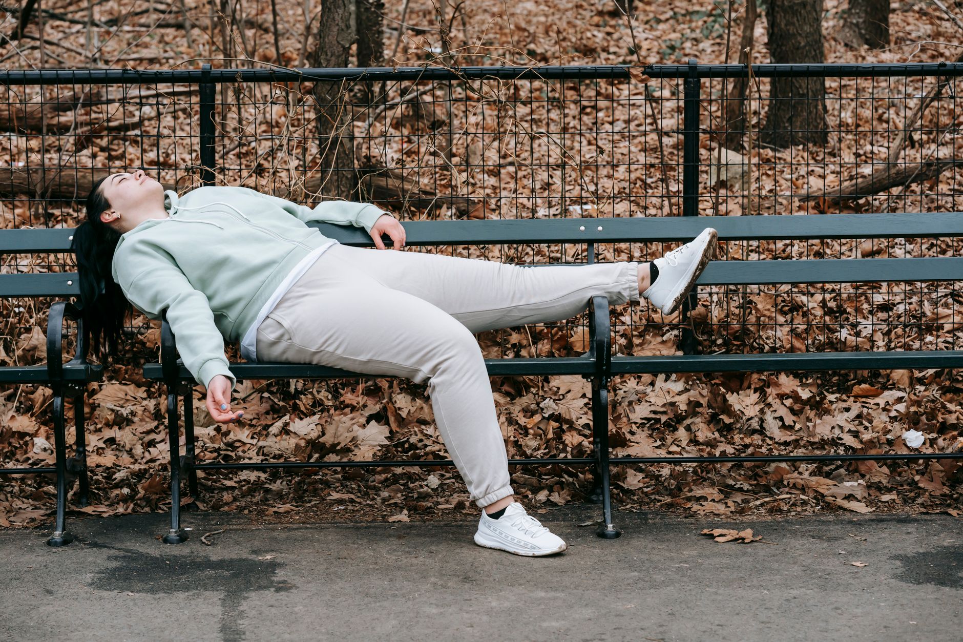 Femme épuisée se reposant sur un banc en forêt
