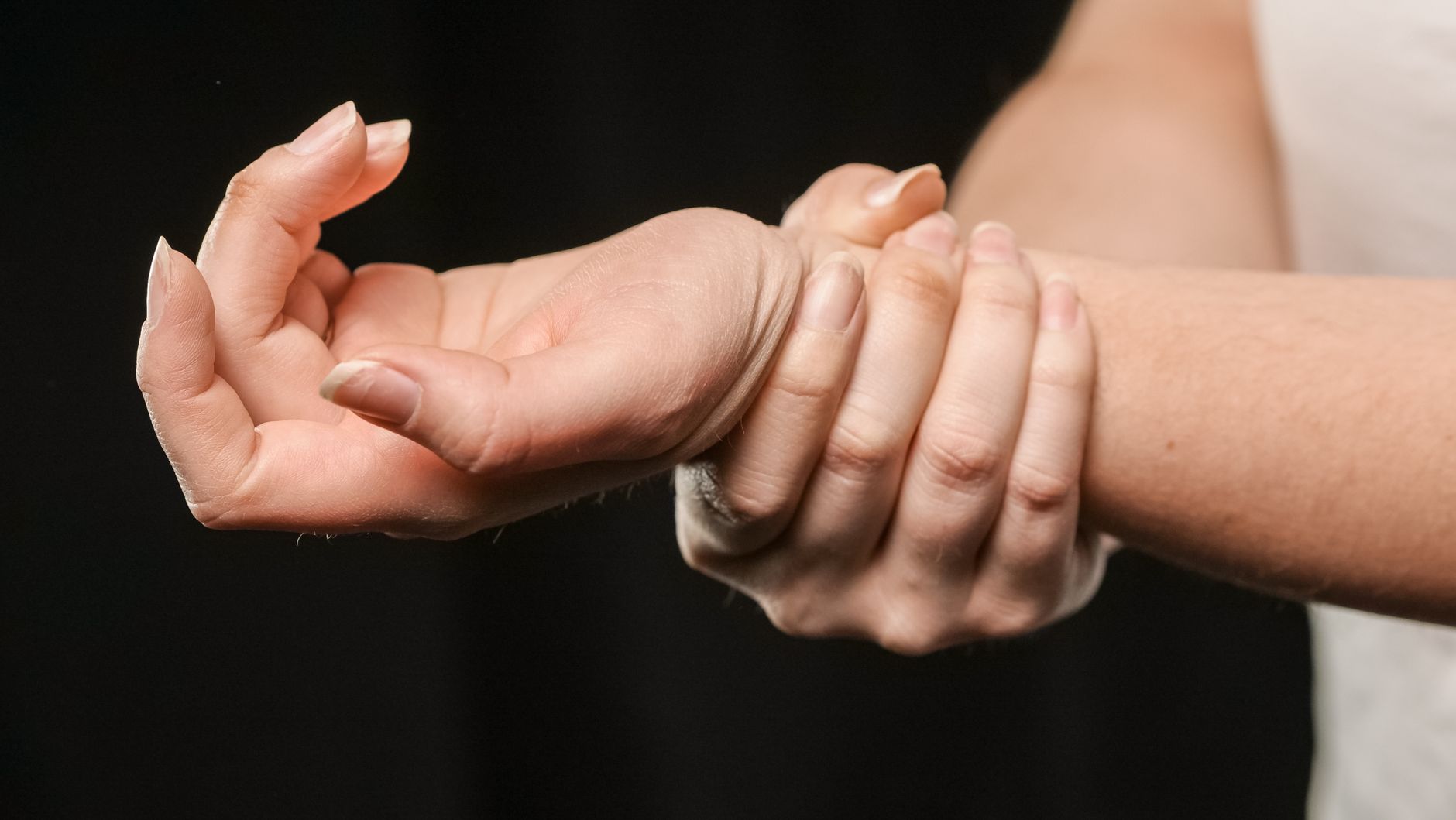 Main soutenant un poignet douloureux après une fracture