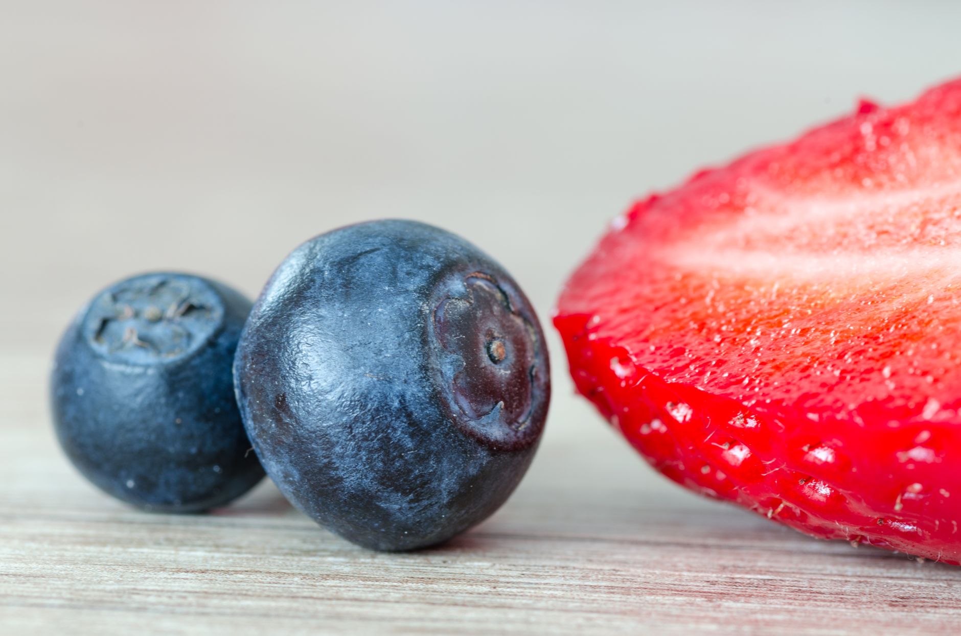 Fraises et myrtilles fraîches riches en fibres