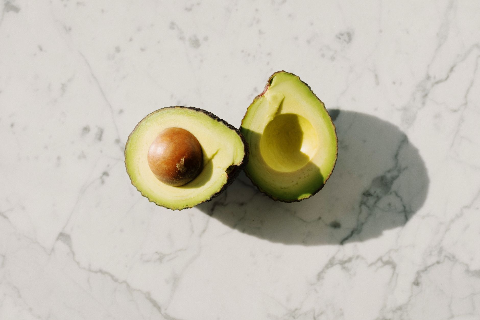 Avocat tranché avec noyau sur fond marbré