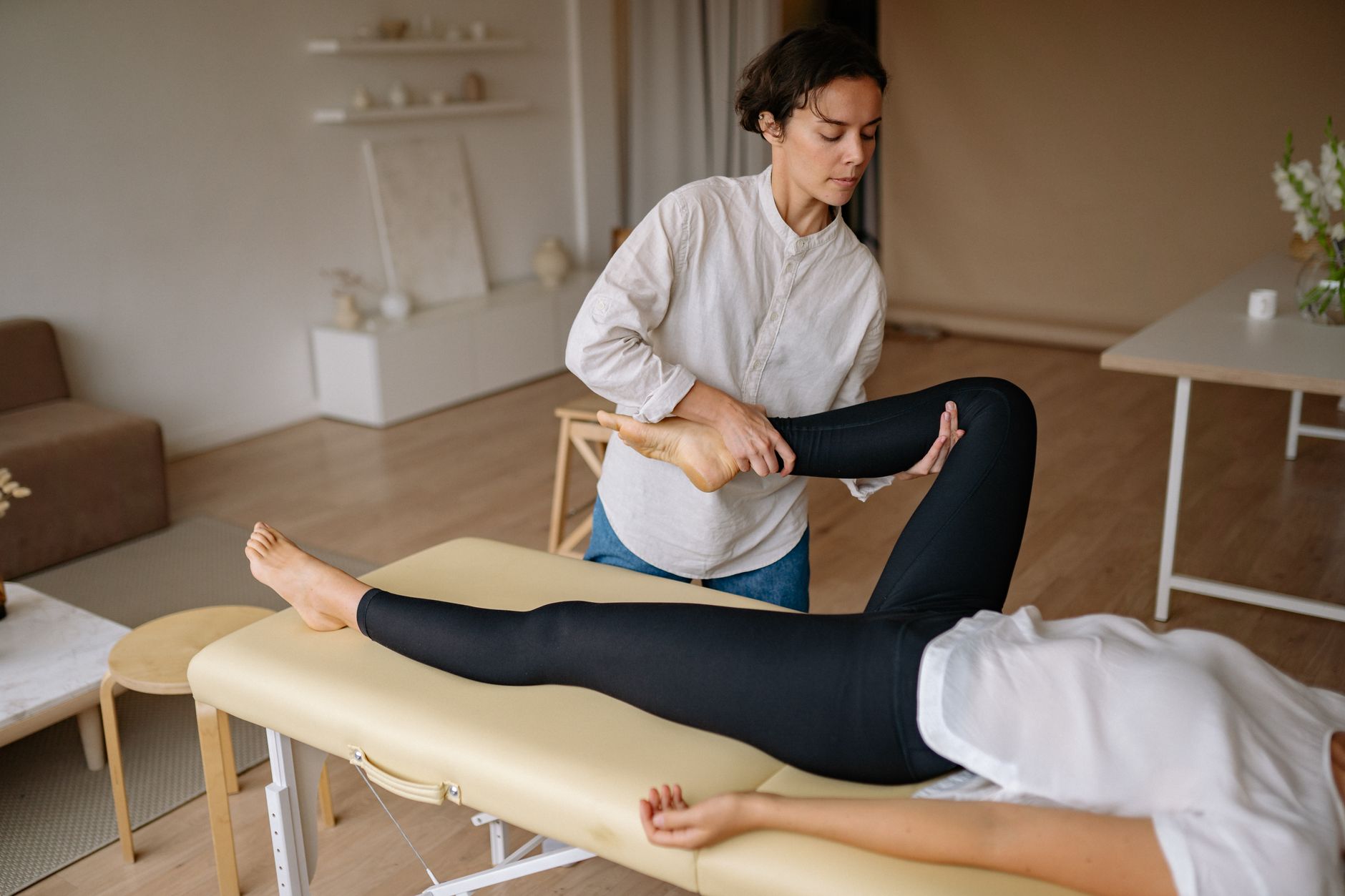 Jambes massees pendant une seance de drainage