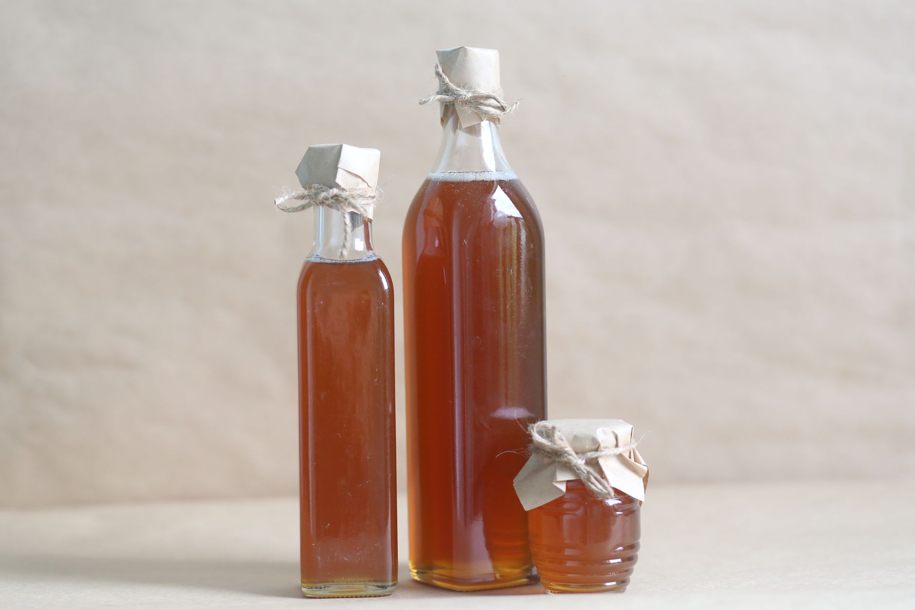 Bouteilles de boissons fermentées maison aux saveurs variées