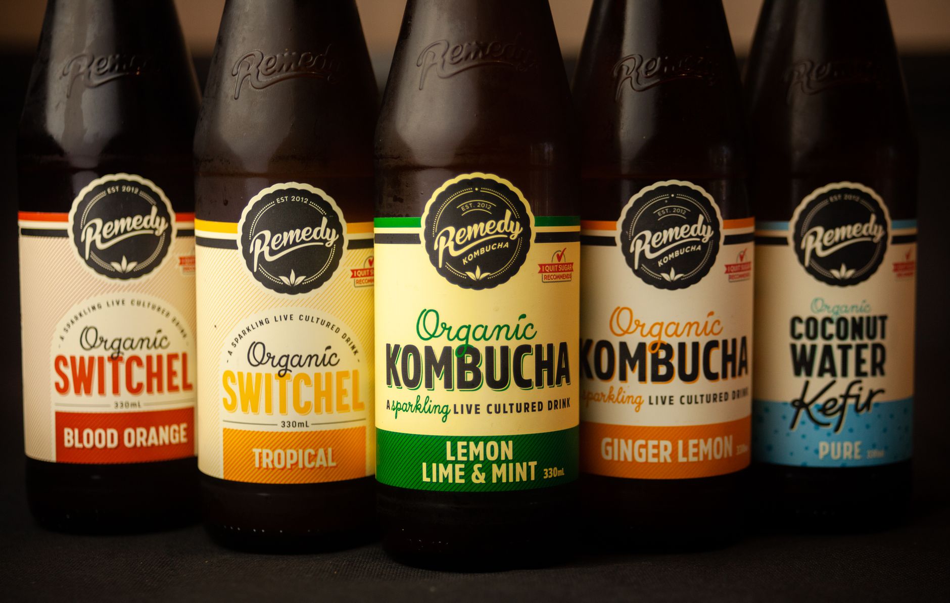 Bouteilles de kombucha et de kéfir aux saveurs variées