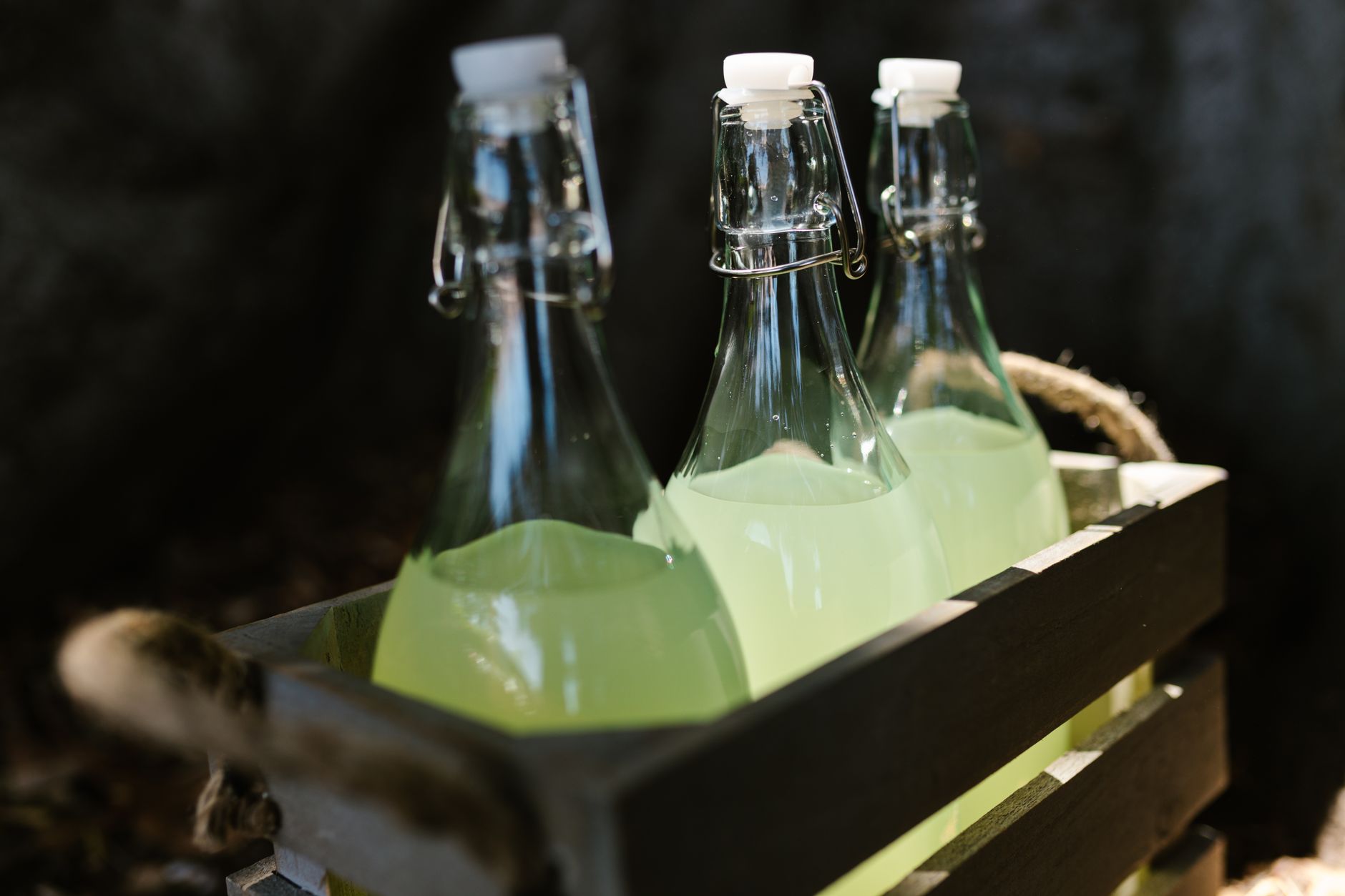 Bocaux et bouteilles de boissons fermentées maison