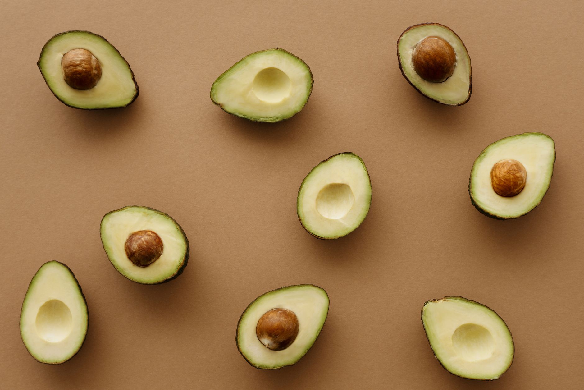 Avocats frais posés sur une surface en bois