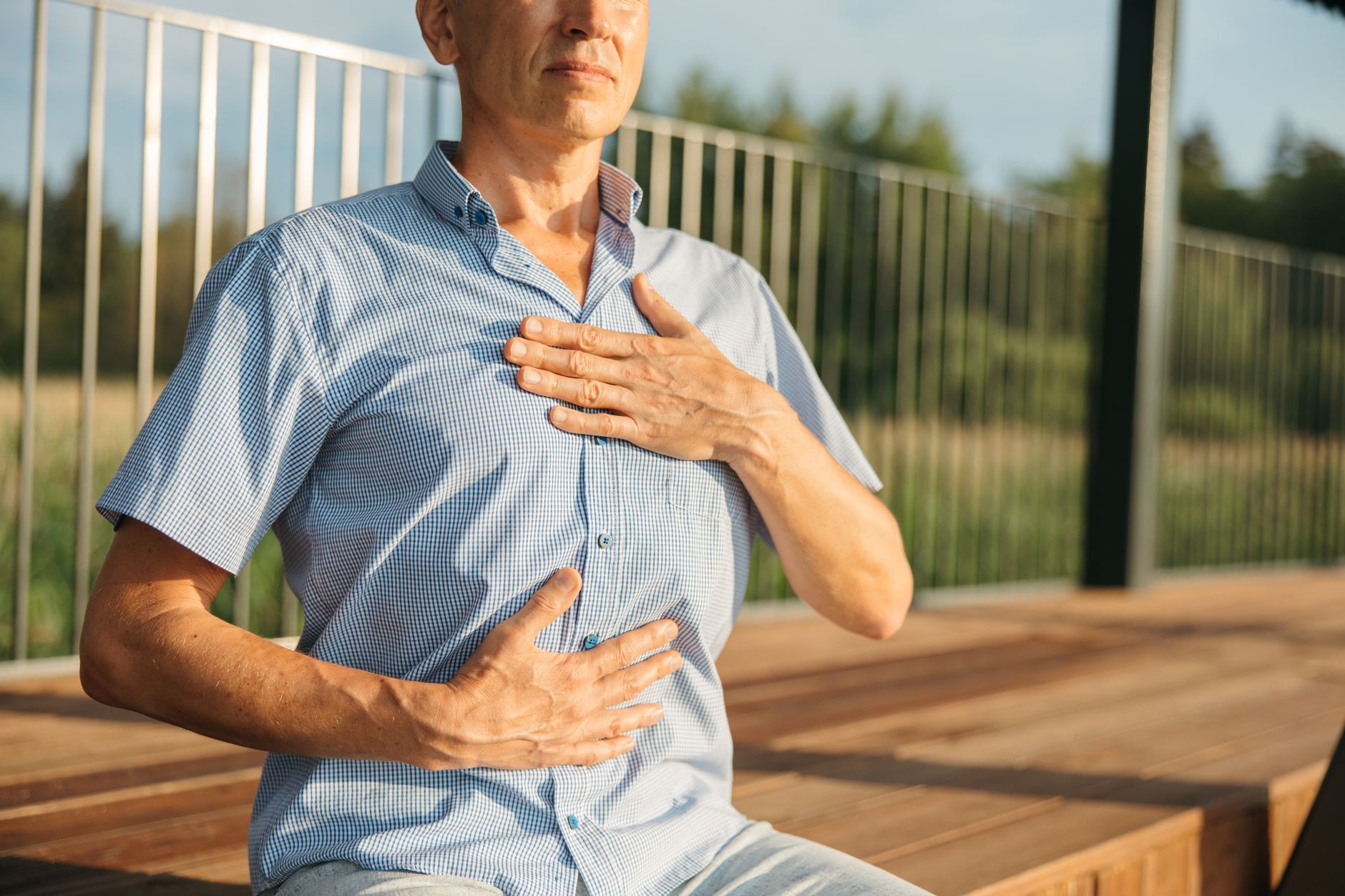 Main posée sur le buste pour sentir la respiration