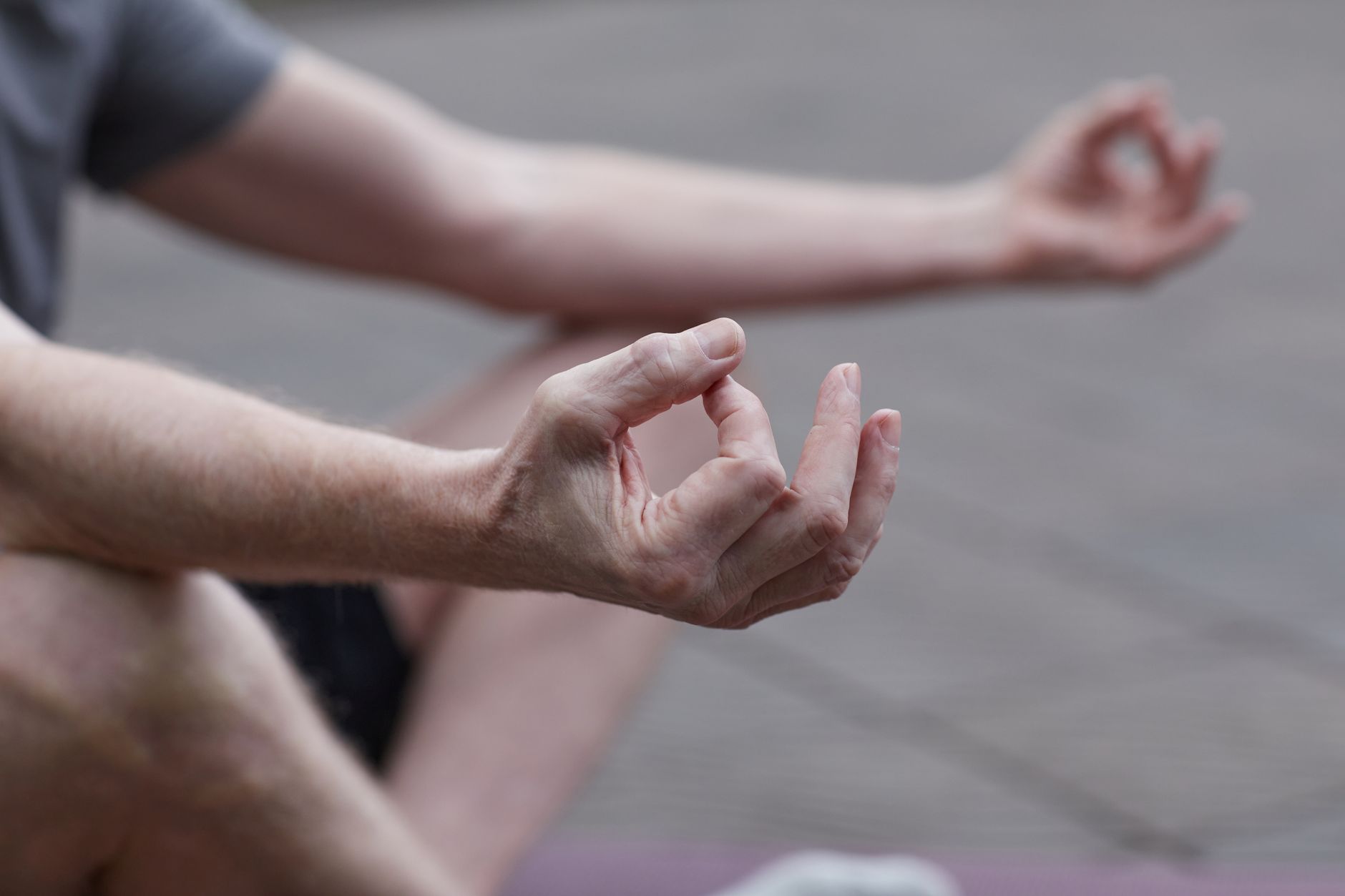 Mains en posture de méditation, doigts joints