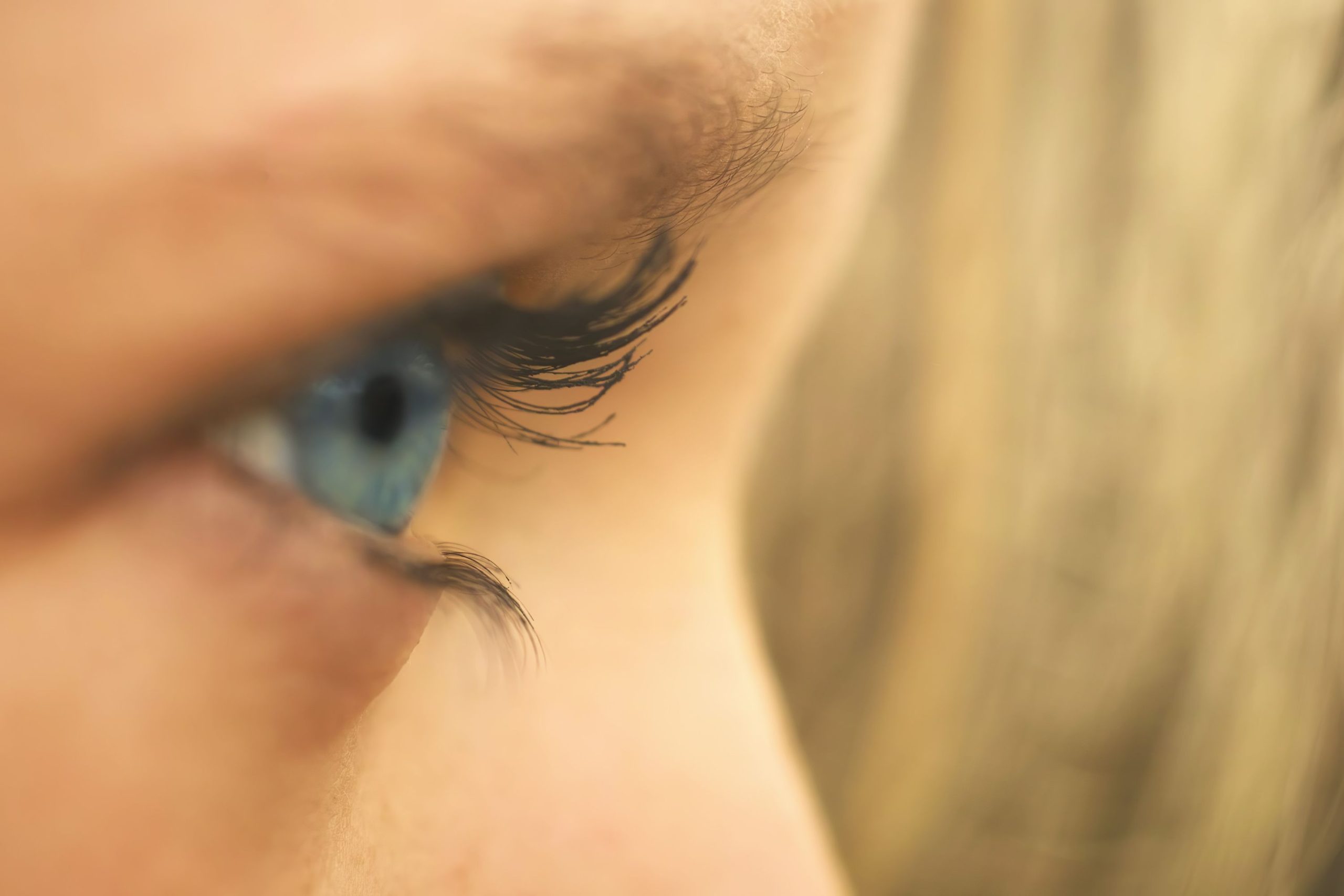 Oeil bleu vu de tres pres, cils visibles