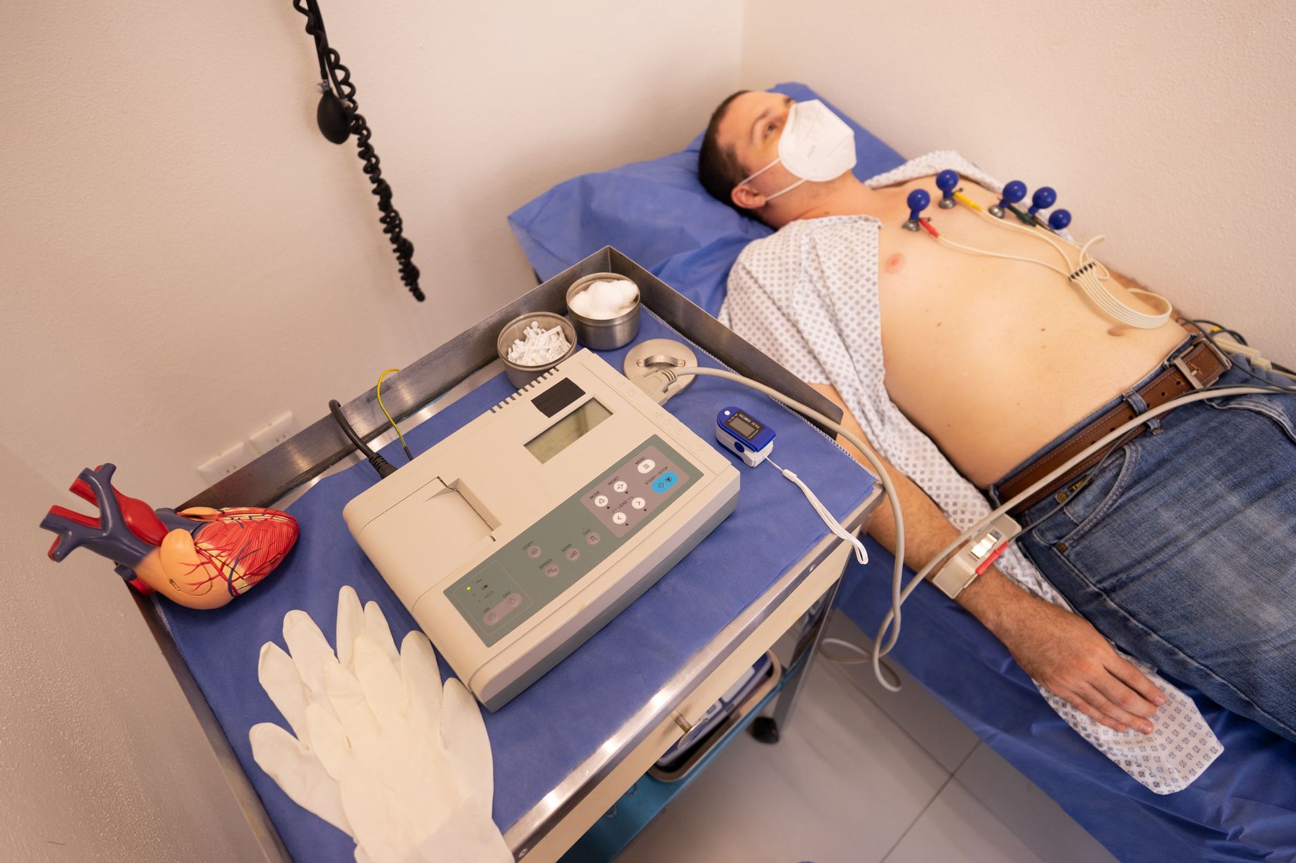 Cardiologue qui commente un électrocardiogramme avec un patient
