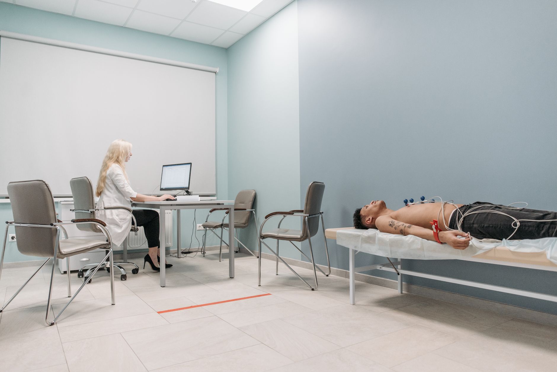 Professionnel de santé qui surveille un examen cardiaque