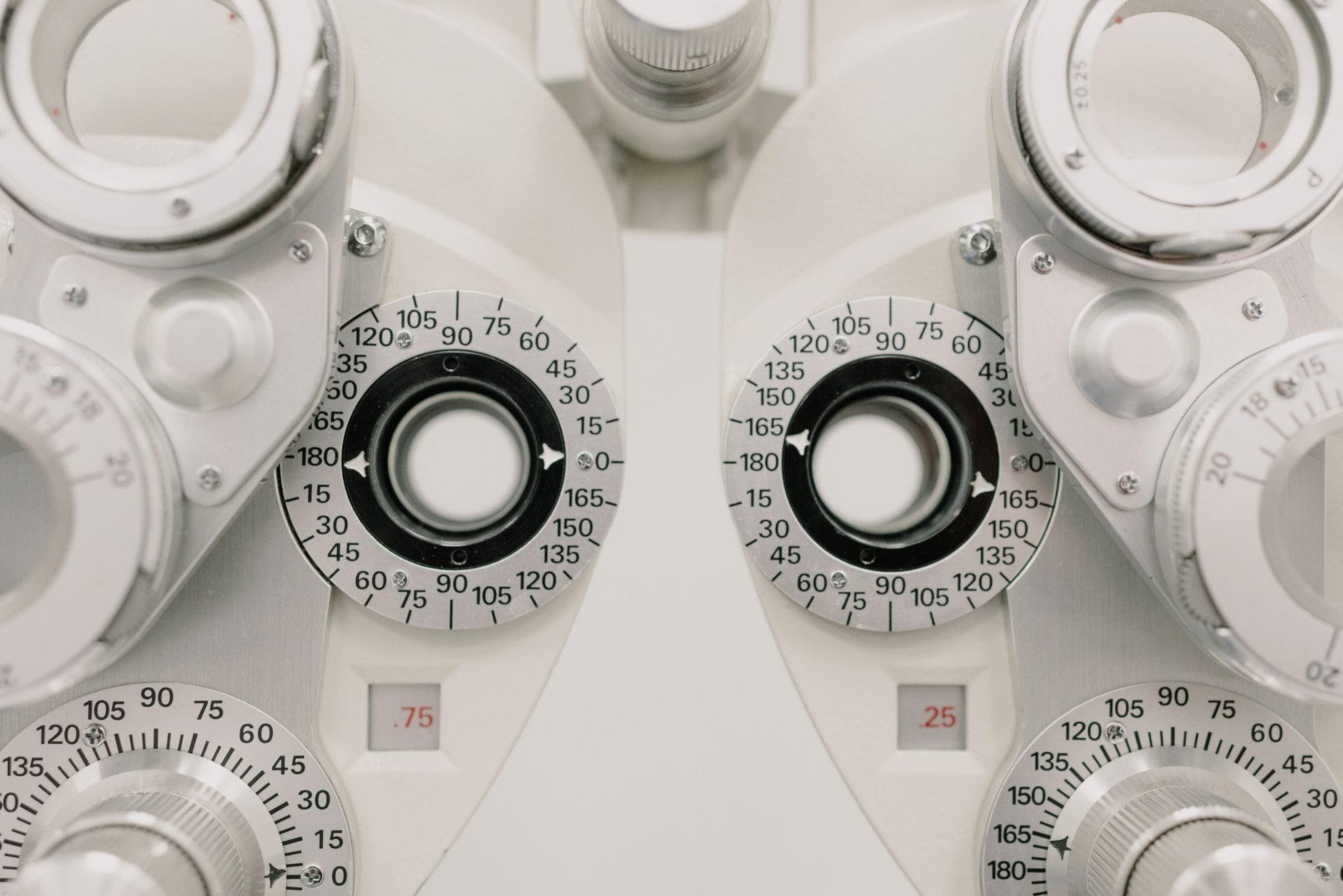 Phoropter blanc pour mesurer la vue en clinique