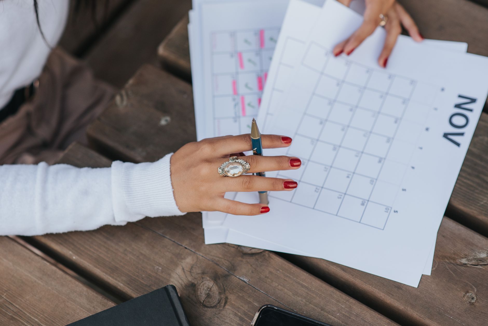 Femme qui planifie des dates sur un calendrier