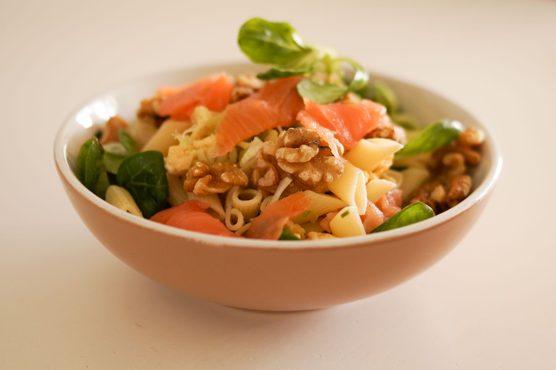 Salade de pâtes au saumon fumé et aux noix