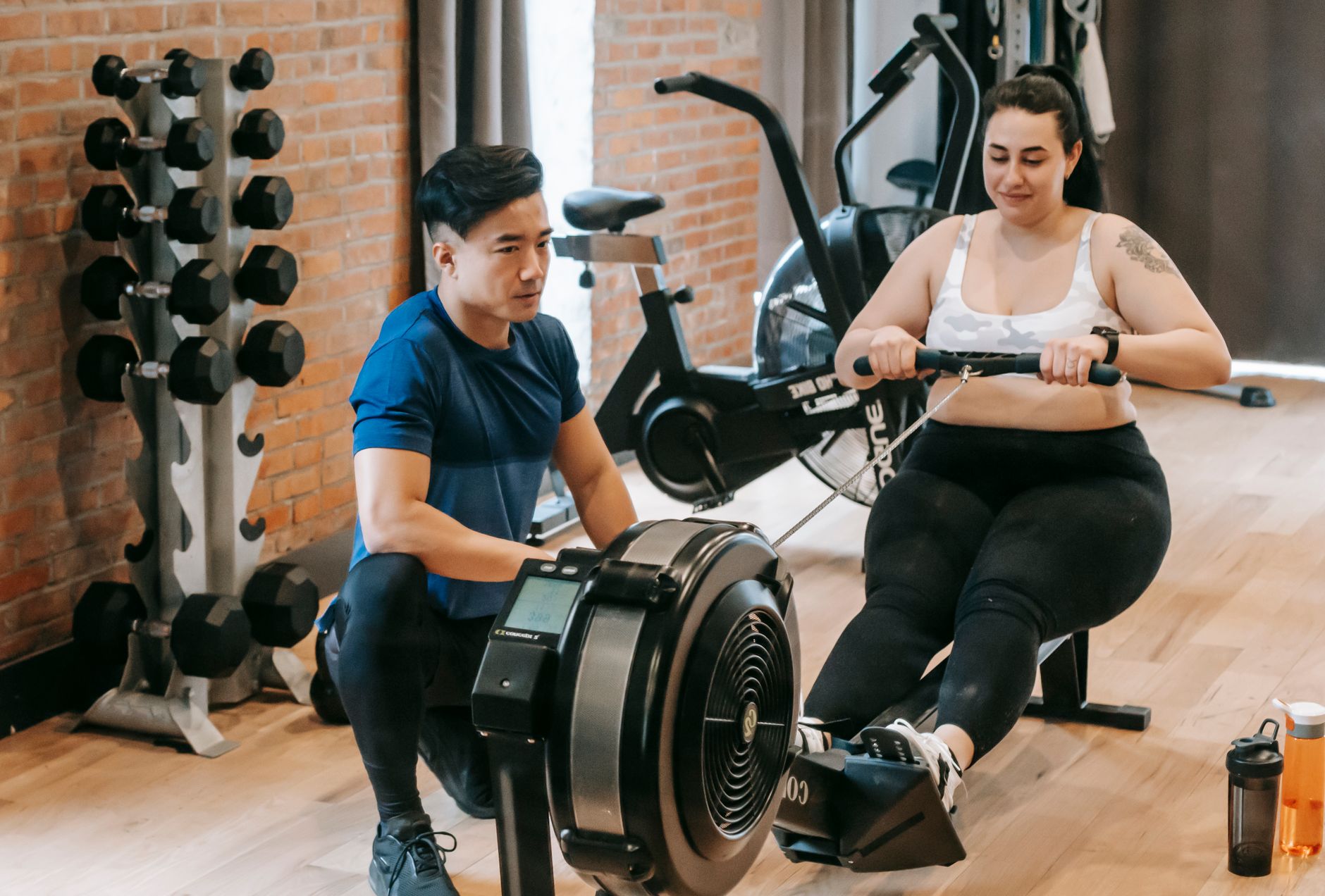Femme travaillant les abdominaux sur un rameur