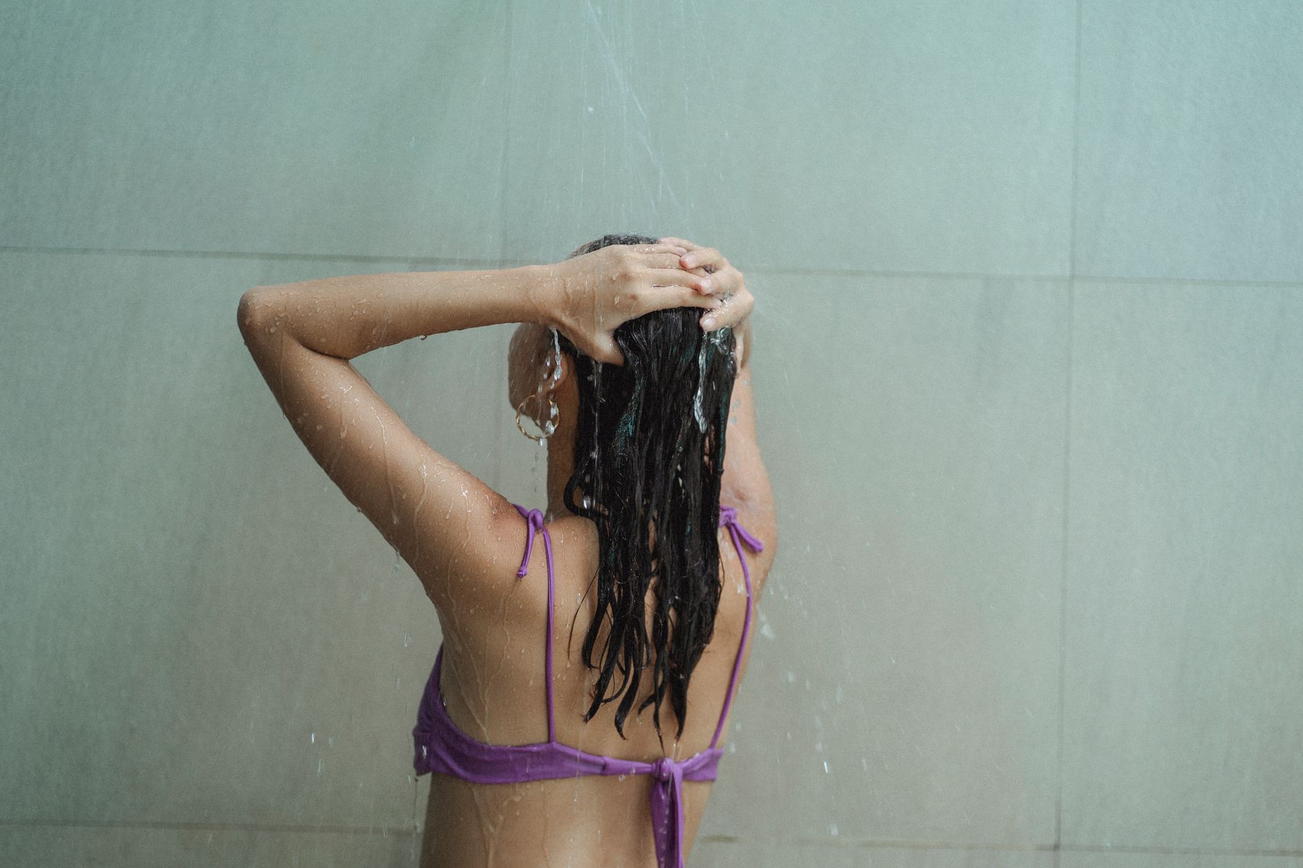 Rinçage des cheveux à l’eau claire