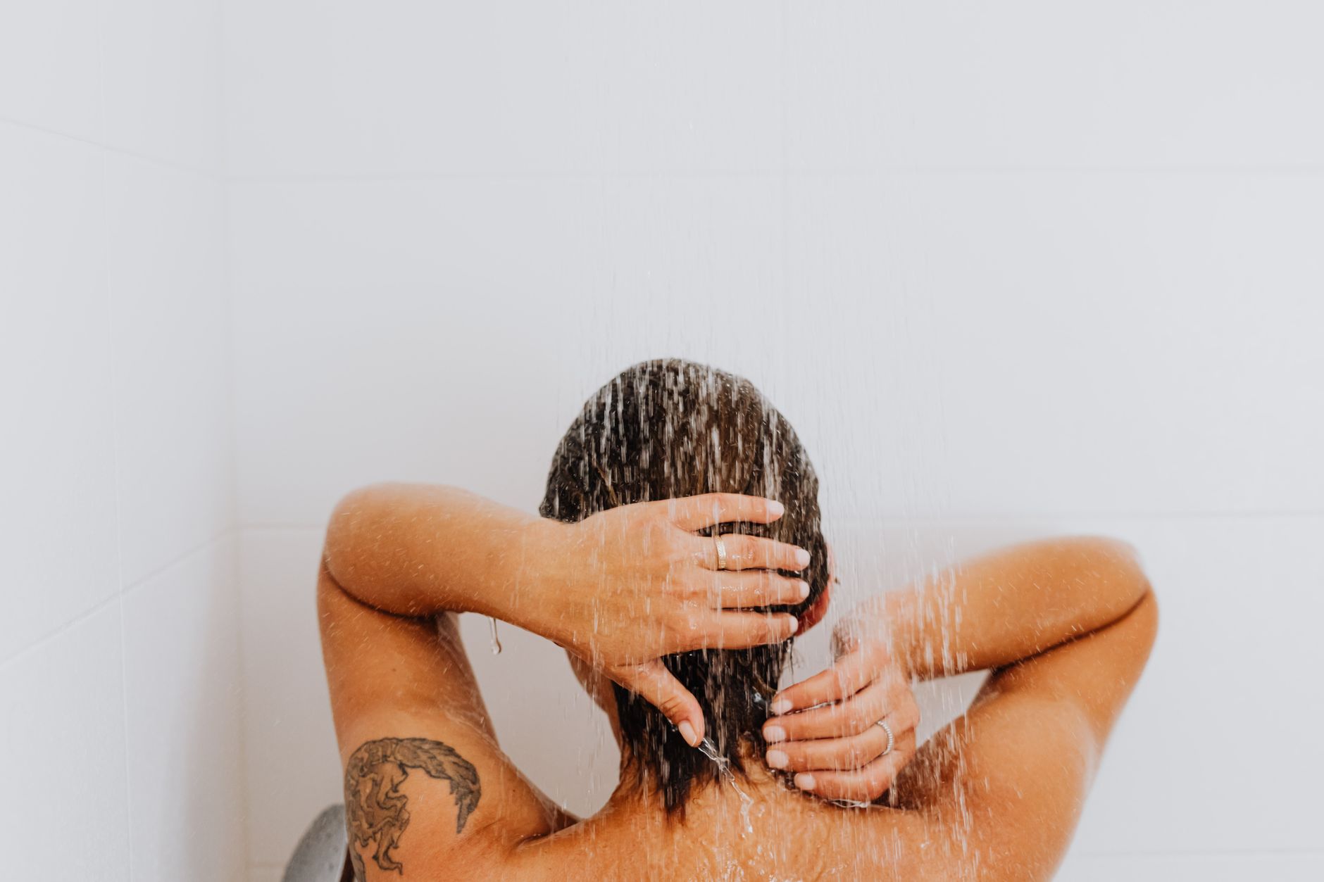 Douche et rinçage de cheveux à l'eau tiède