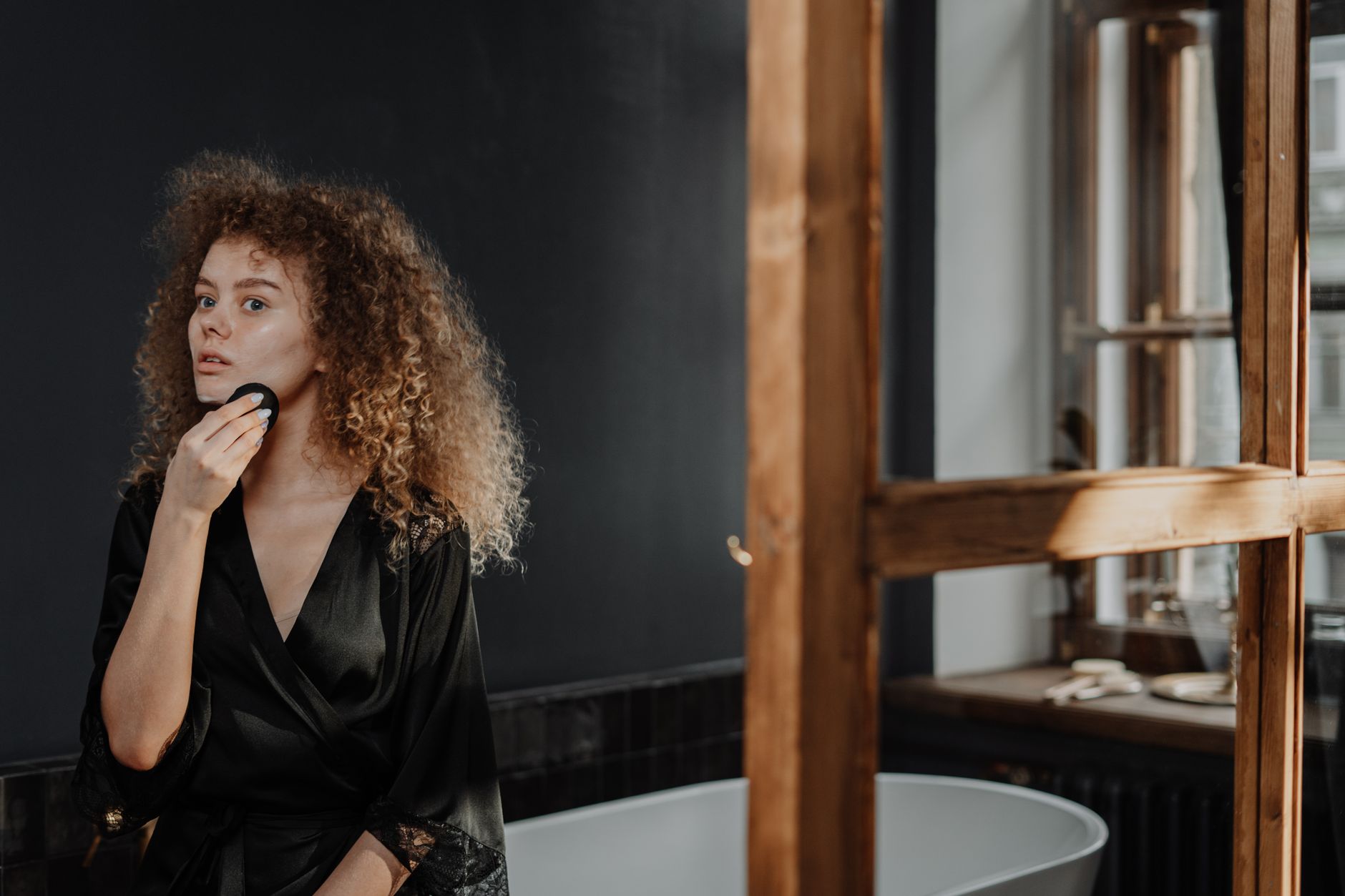 Femme qui applique un soin du contour des yeux