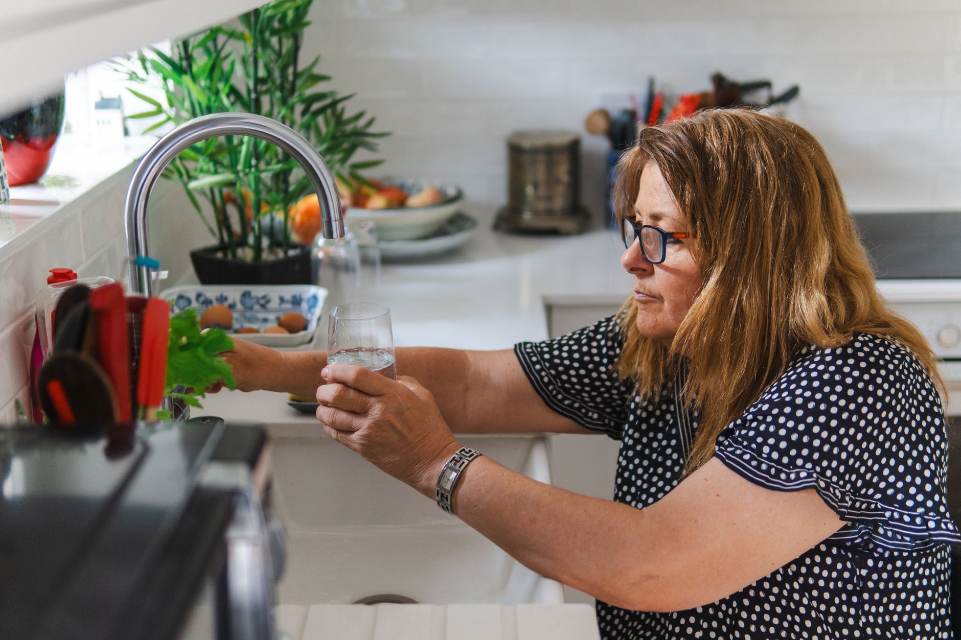 Verre d eau rempli au robinet dans une cuisine
