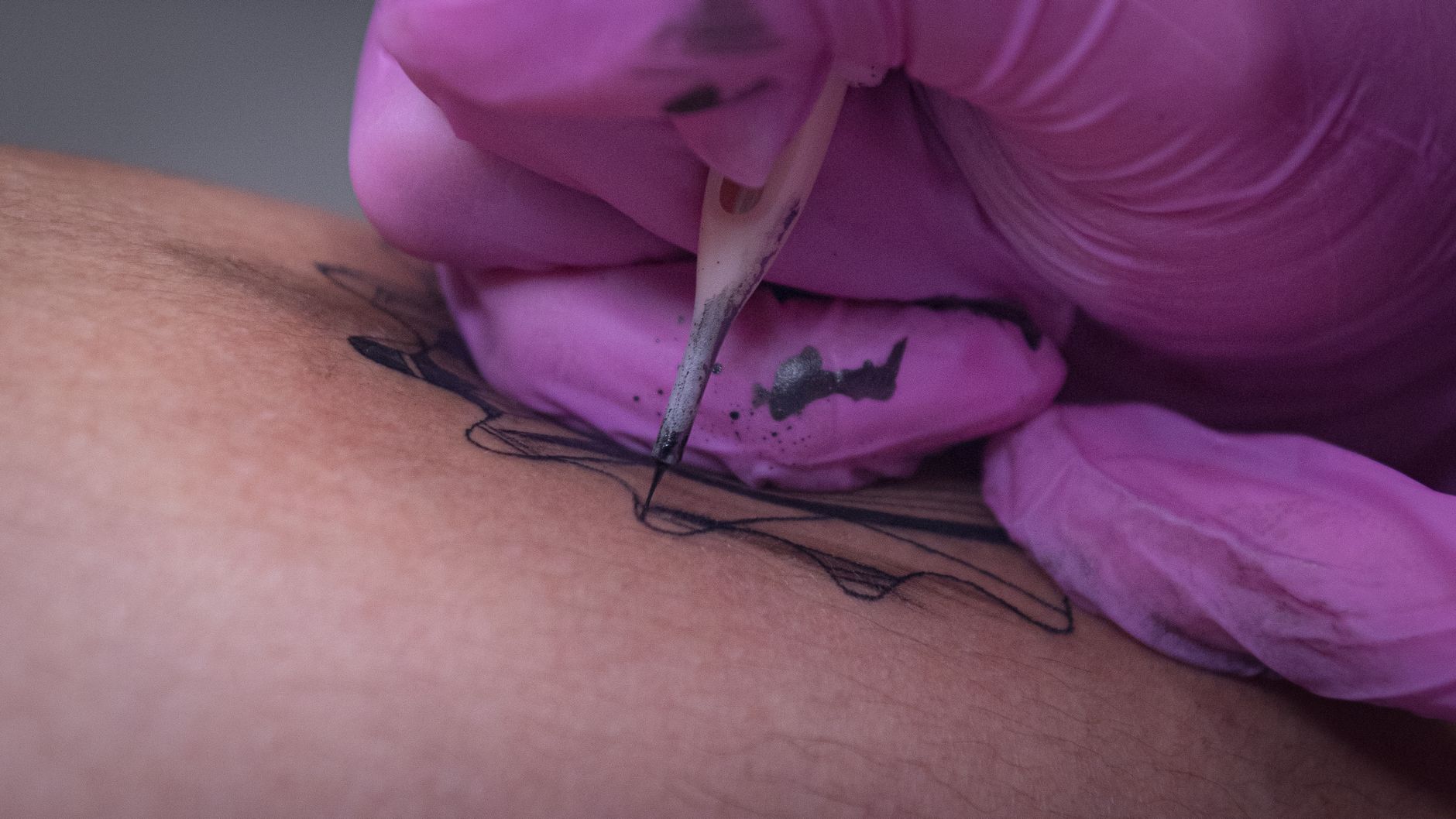 Gros plan sur une aiguille de tatouage sur la peau