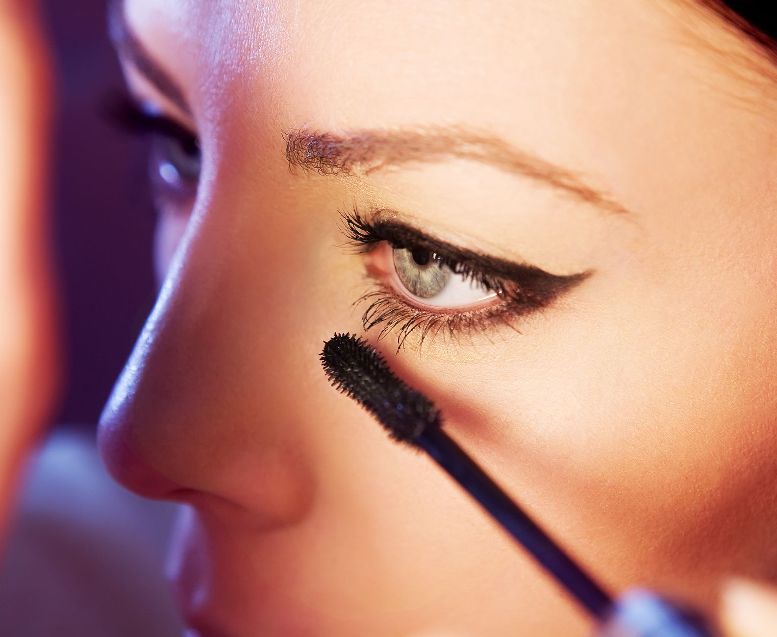 Gros plan sur une application de mascara sur les cils