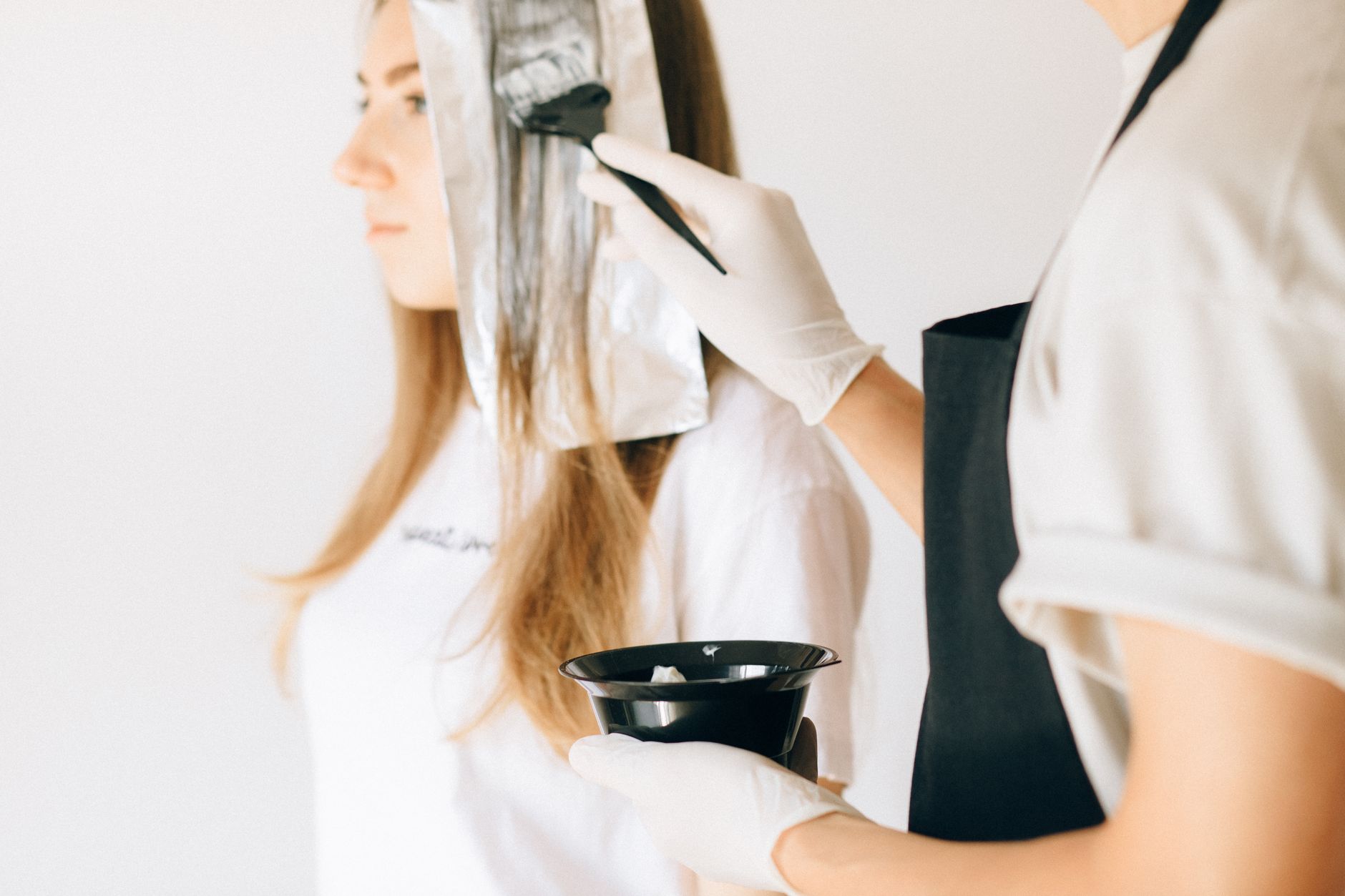 Application de couleur avec papillotes pour un balayage