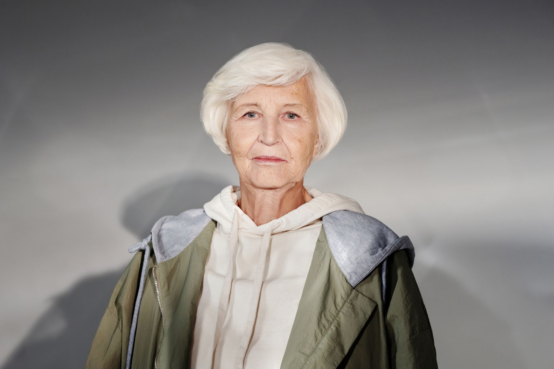 Portrait d une femme aux cheveux gris souriante