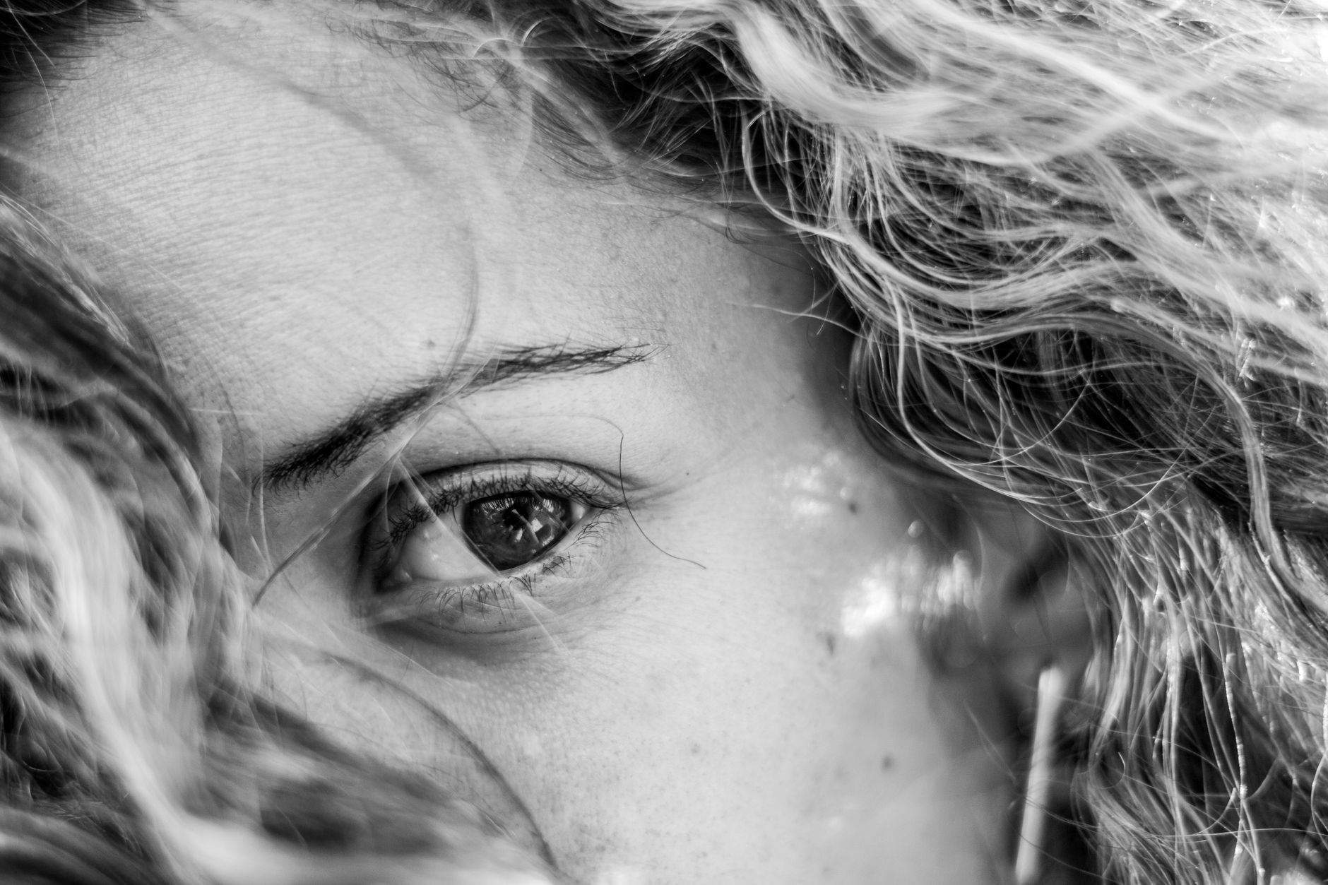 Gros plan sur des cheveux texturés