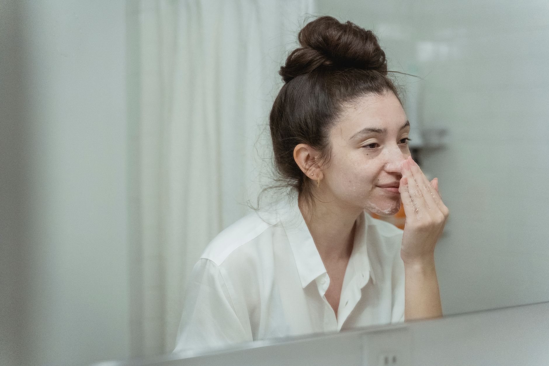 Une crème hydratante non comédogène appliquée sur le visage