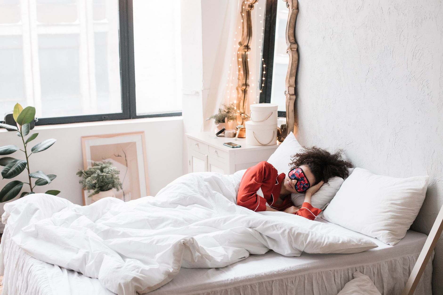 Femme allongée qui dort profondément le matin
