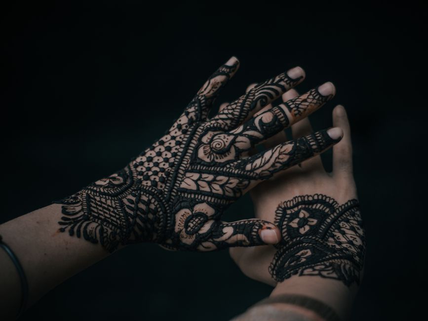 Henné noir sur les mains, fond sombre