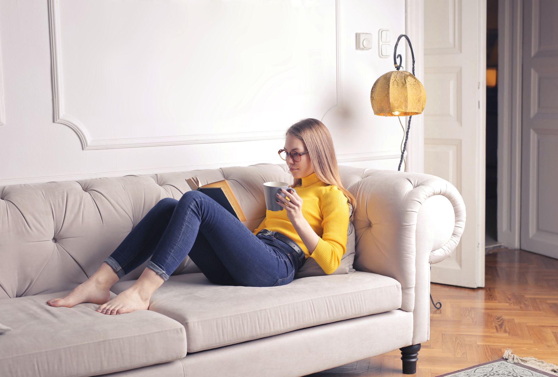 Femme savourant un moment de lecture avec un café