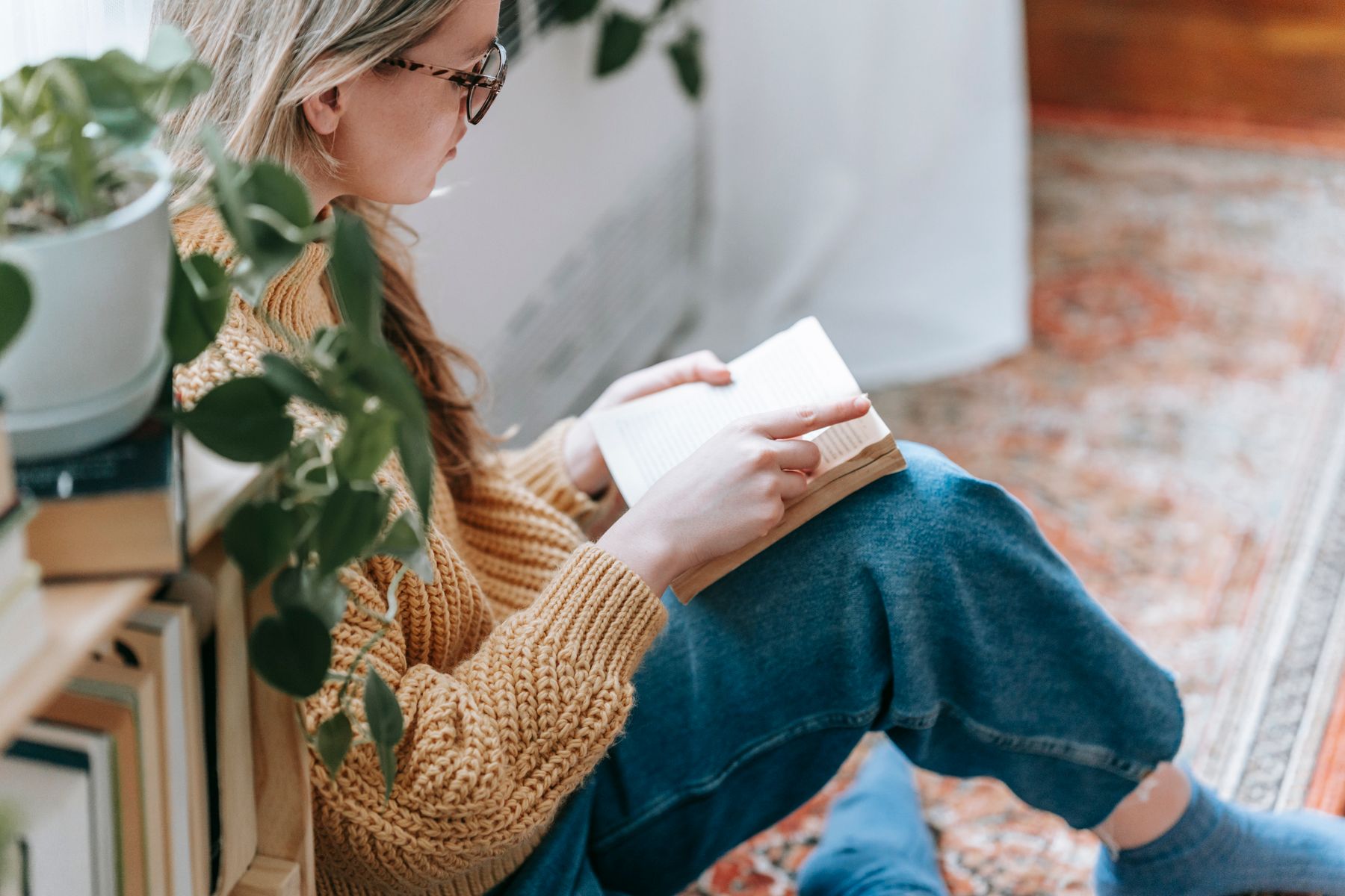 Jeune femme lisant assise près d
