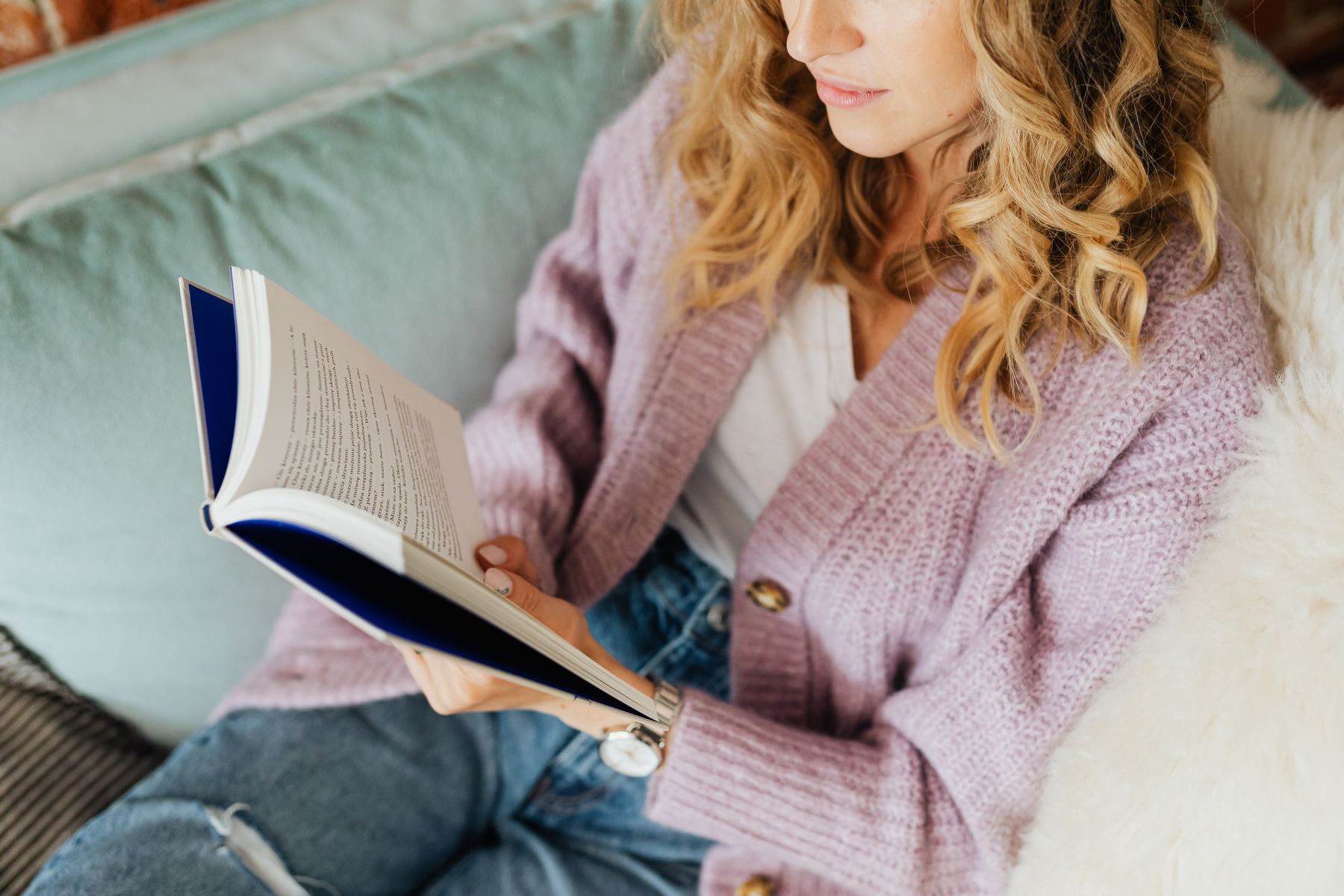 Femme confortablement installée pour un moment de lecture solo