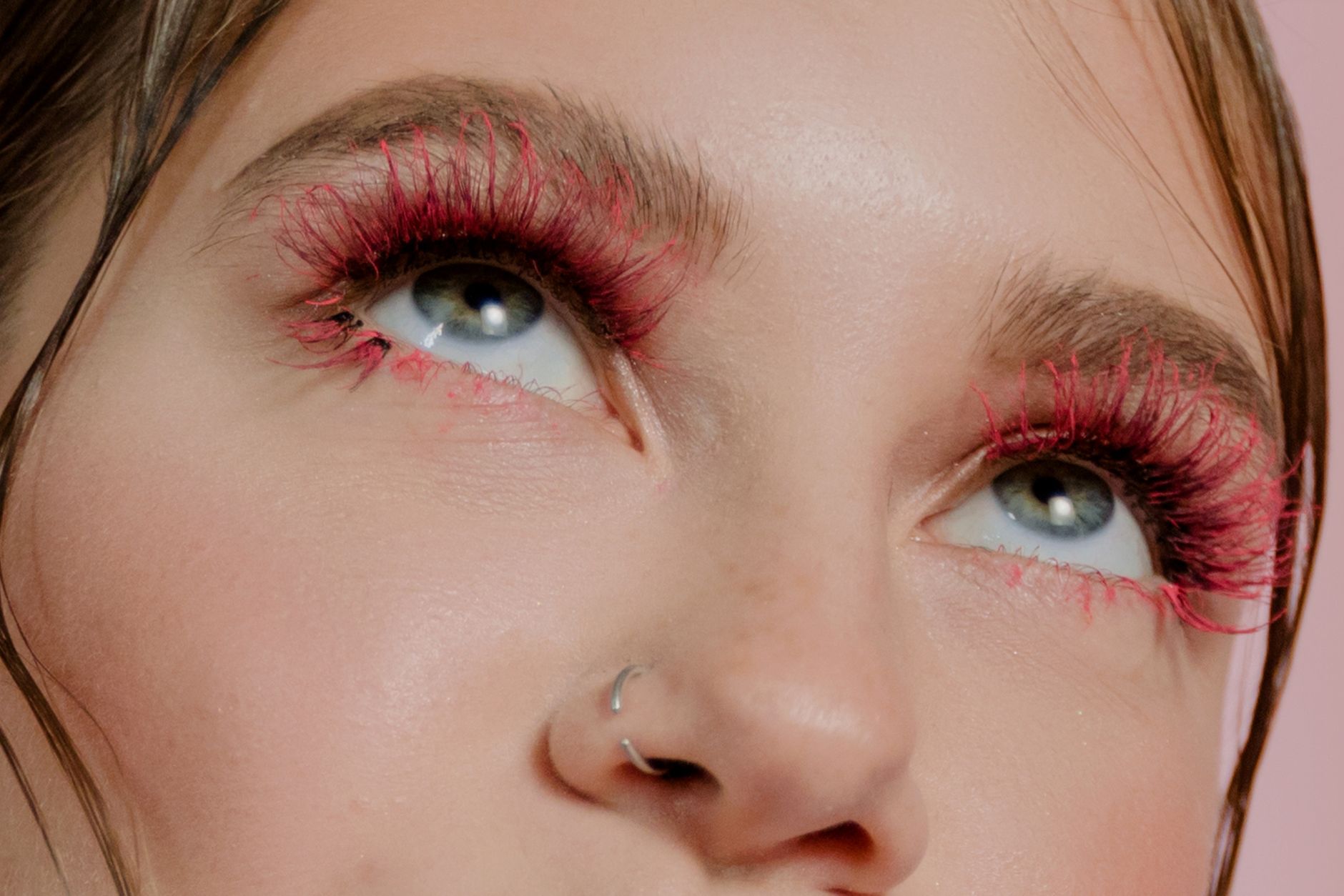 Maquillage tendance avec cils colores