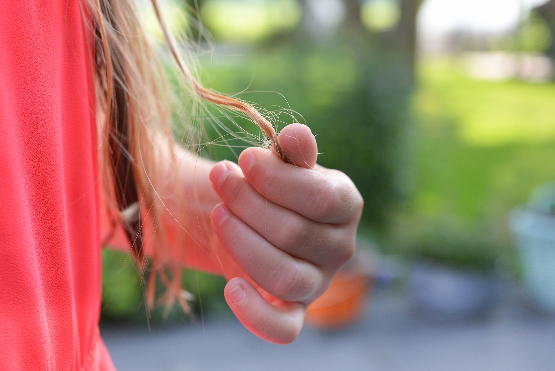 Jeune femme tenant une mèche de cheveux