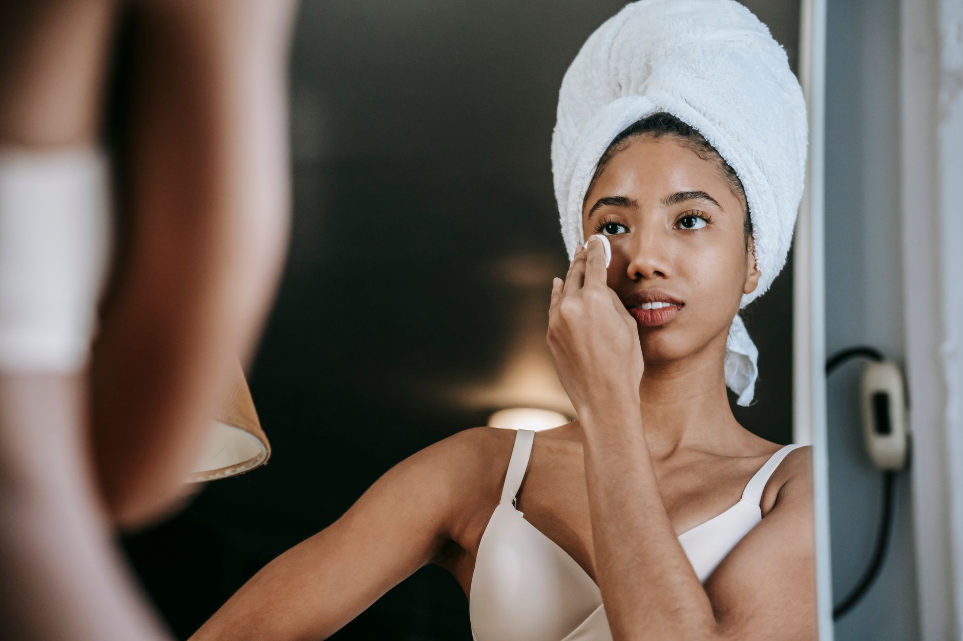 Nettoyage du visage avec une éponge douce