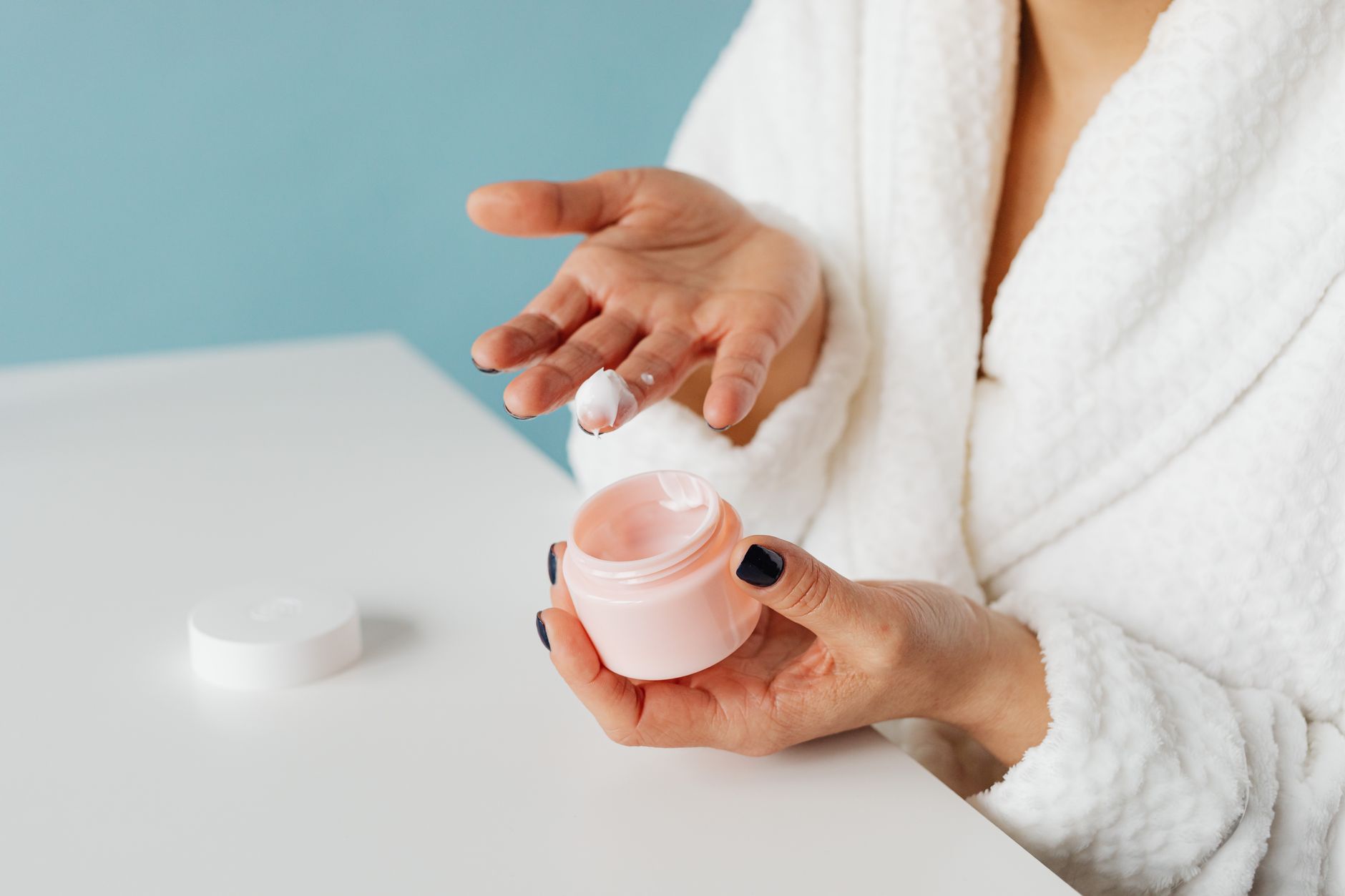 Application d'une crème hydratante pour la peau