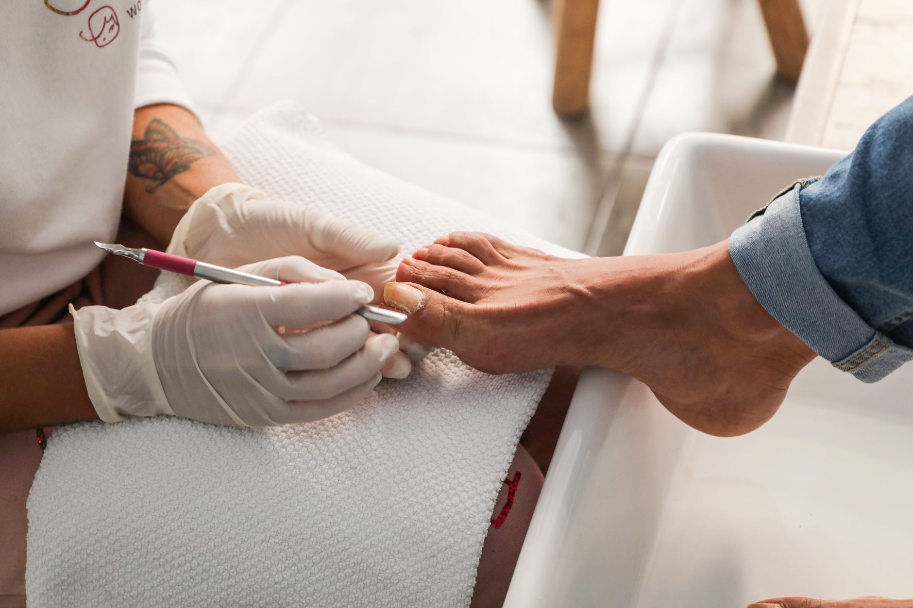 Pédicure professionnelle réalisée avec des gants